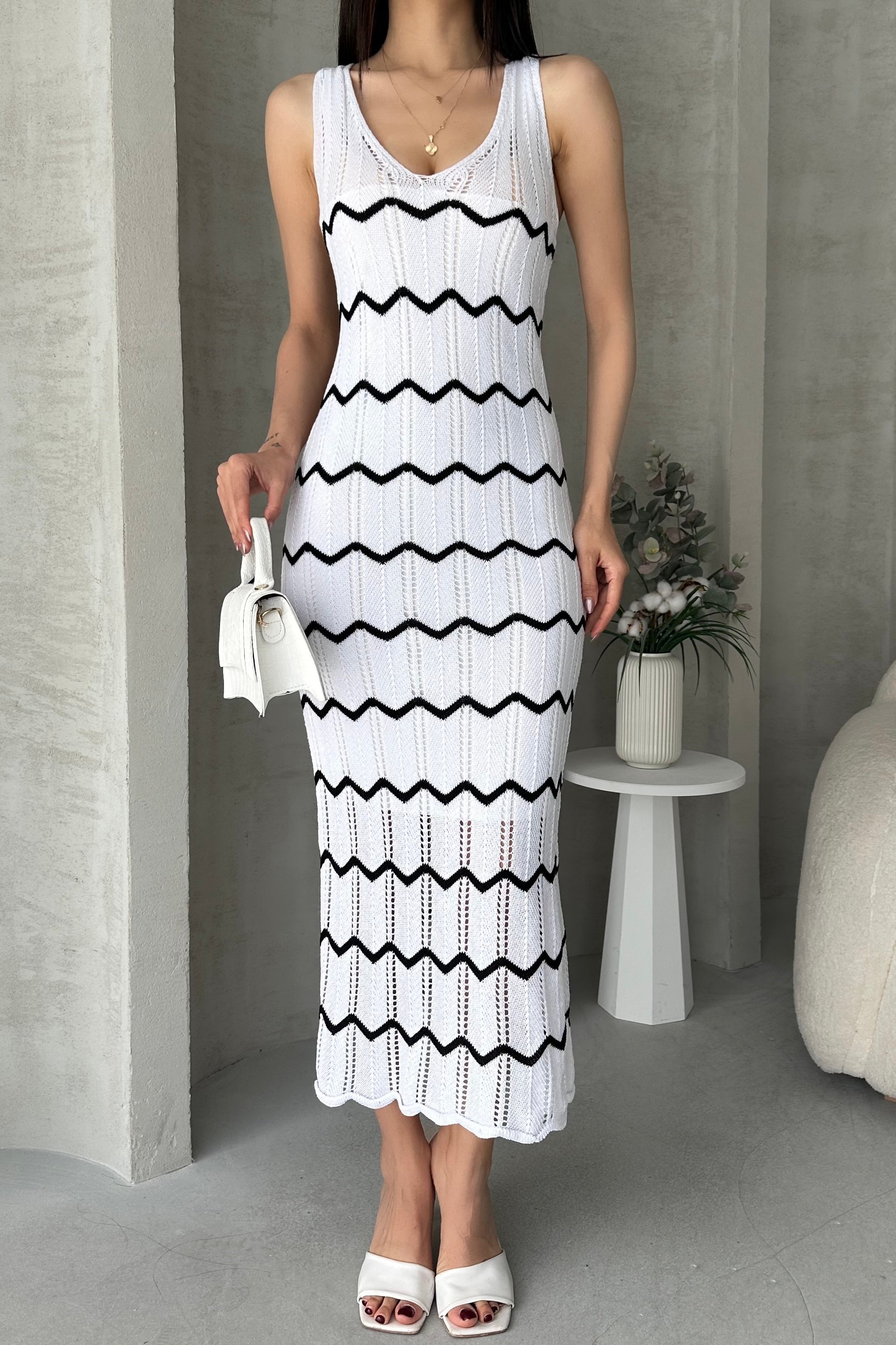 V Yaka Zigzag Detaylı Triko Elbise
