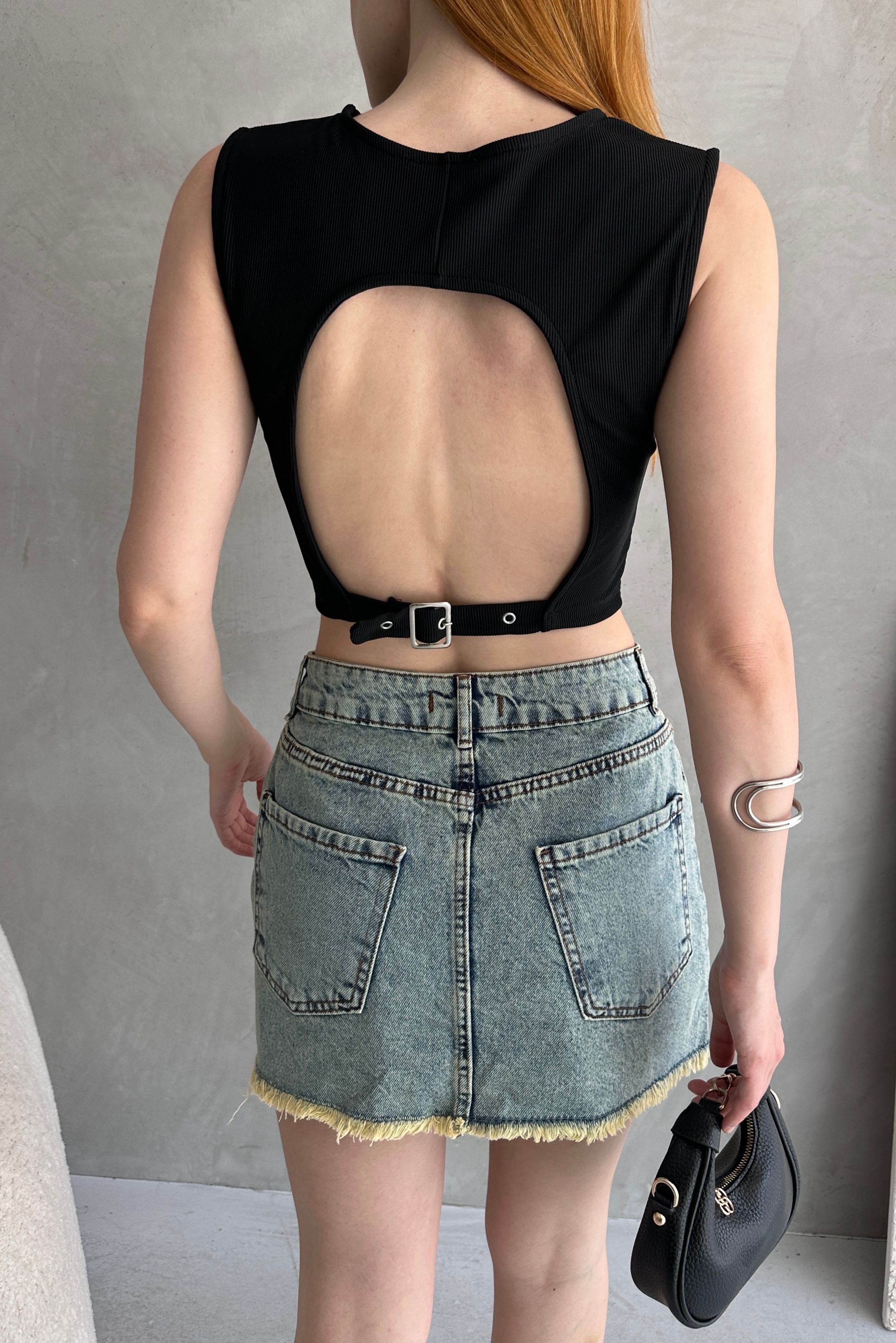Sırtı Kemer Detaylı Kaşkorse Crop Bluz