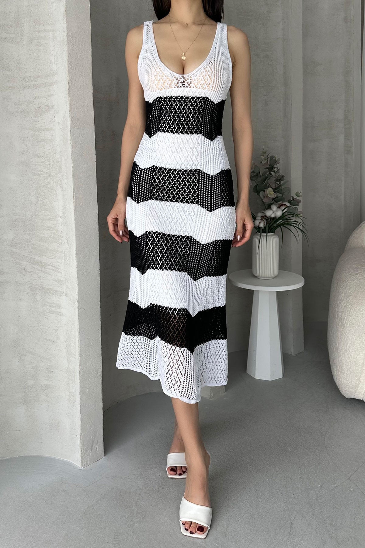 V Yaka Zigzag Detaylı Triko Elbise