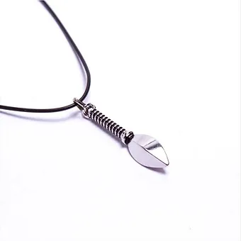 Hançer Figürlü Vinlex Deri Erkek Kolye