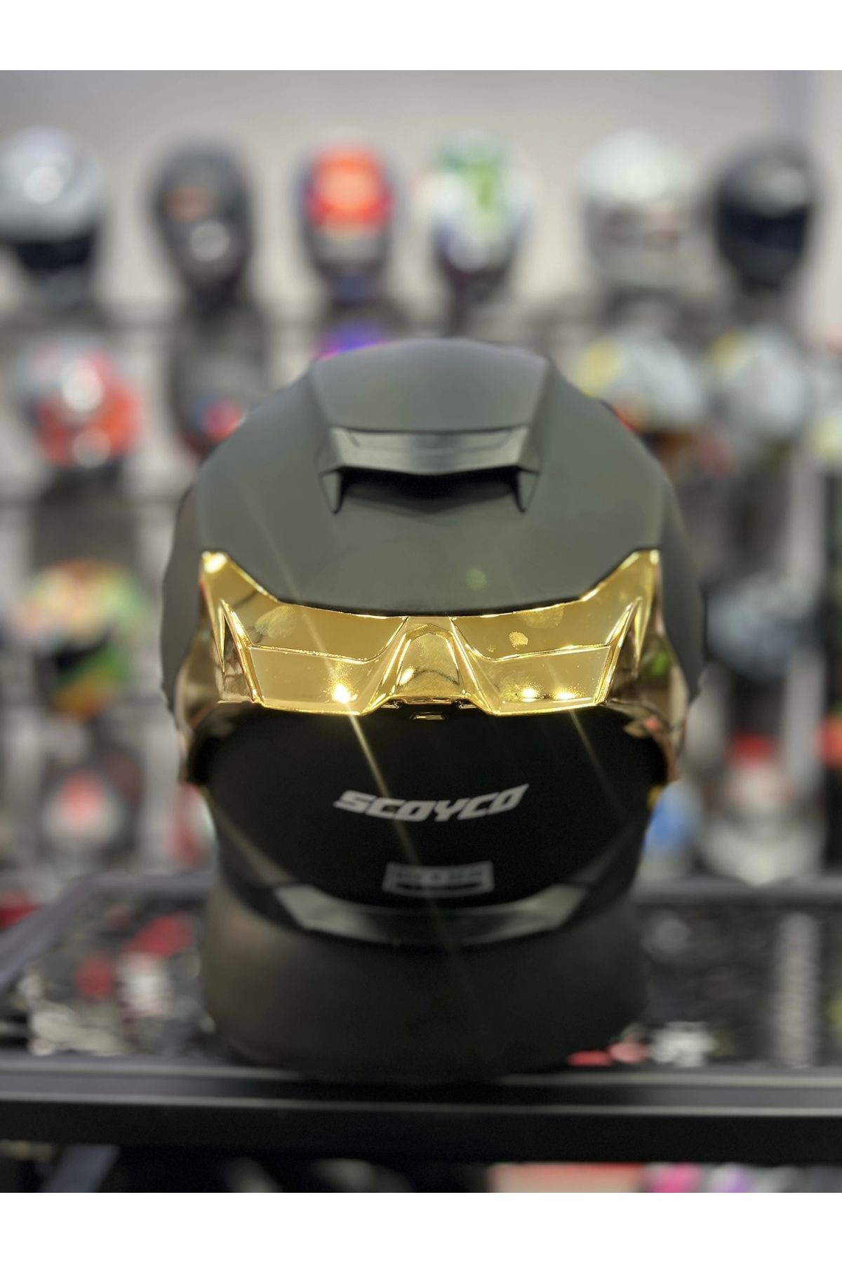 871 Mat Siyah Gold Vizör Kapalı Kask
