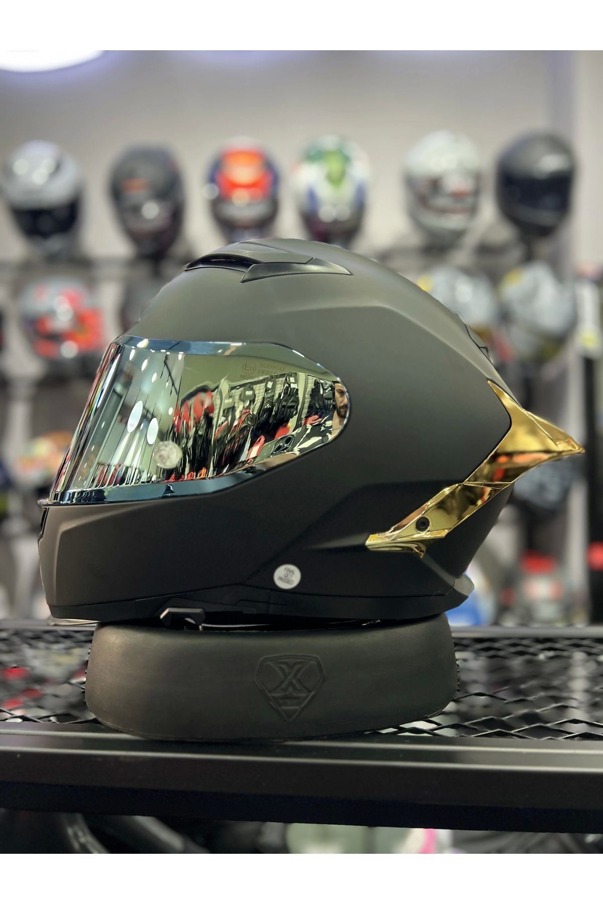 871 Mat Siyah Gold Vizör Kapalı Kask