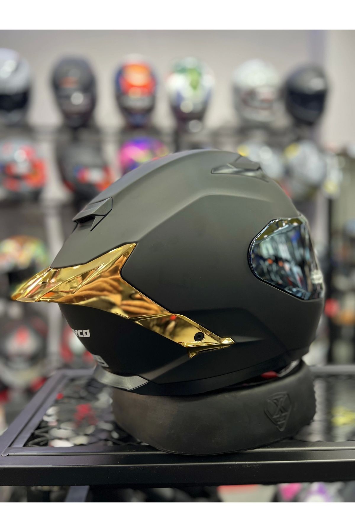 871 Mat Siyah Gold Vizör Kapalı Kask
