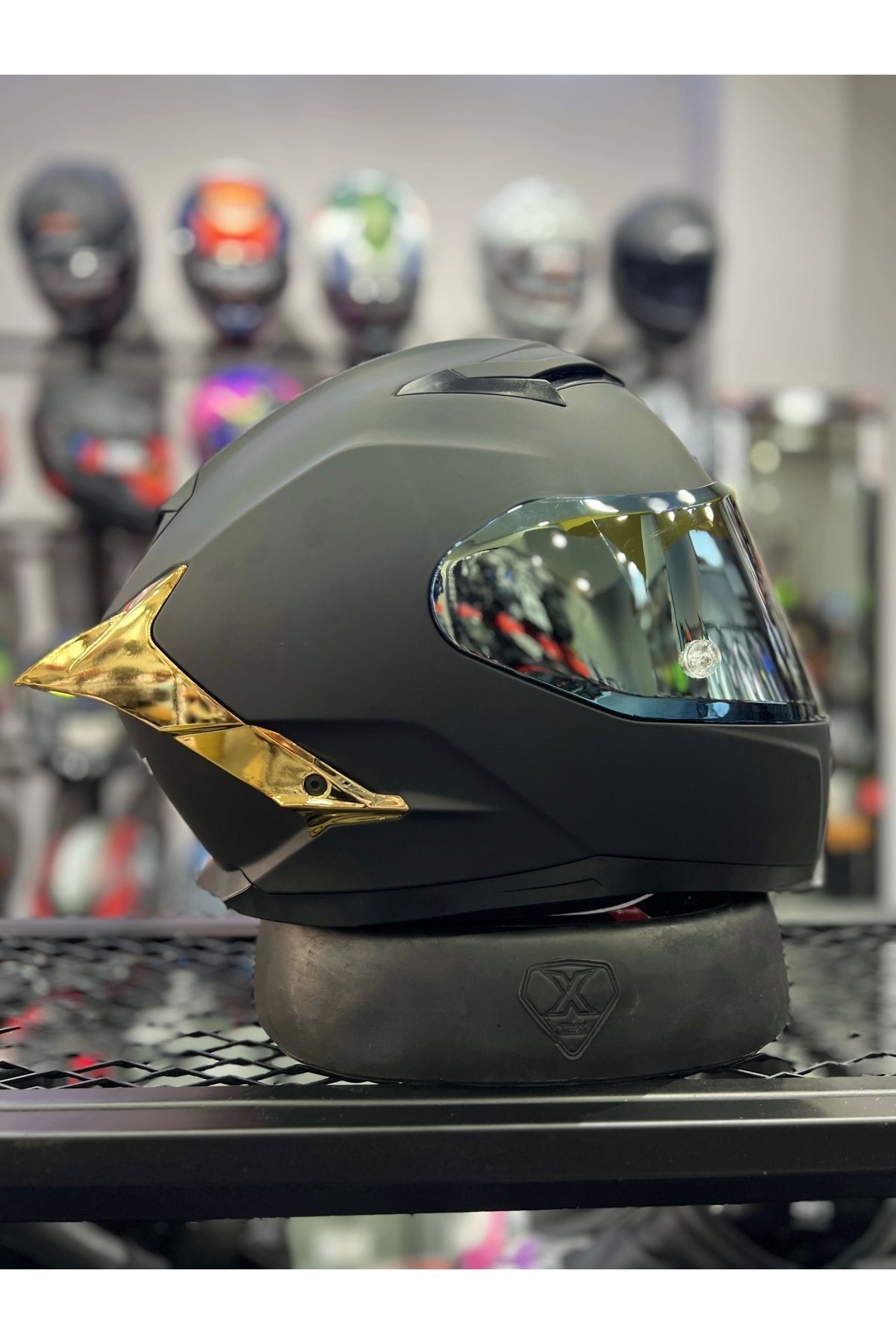 871 Mat Siyah Gold Vizör Kapalı Kask
