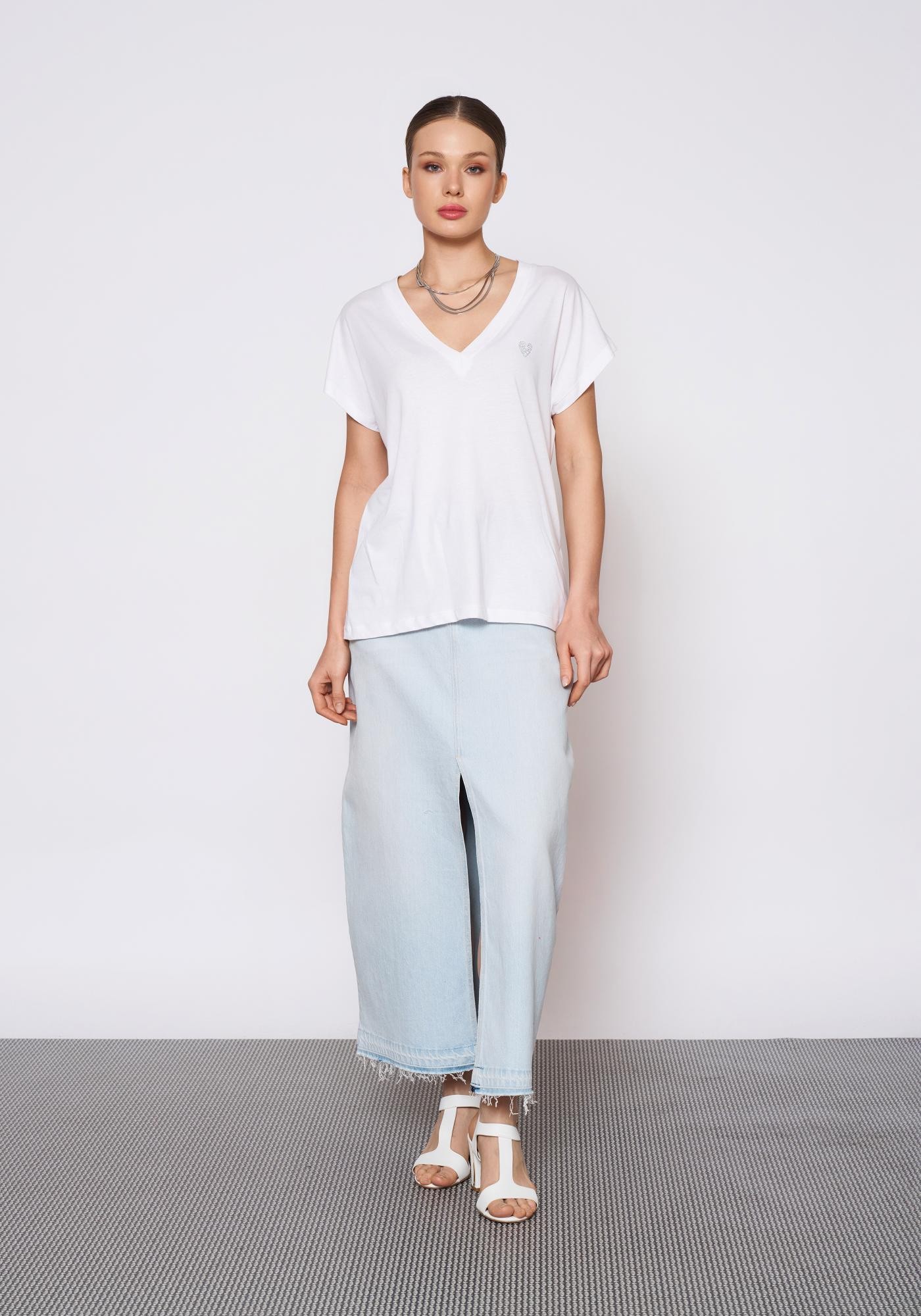 Kalp Detaylı V Yaka T-Shirt
