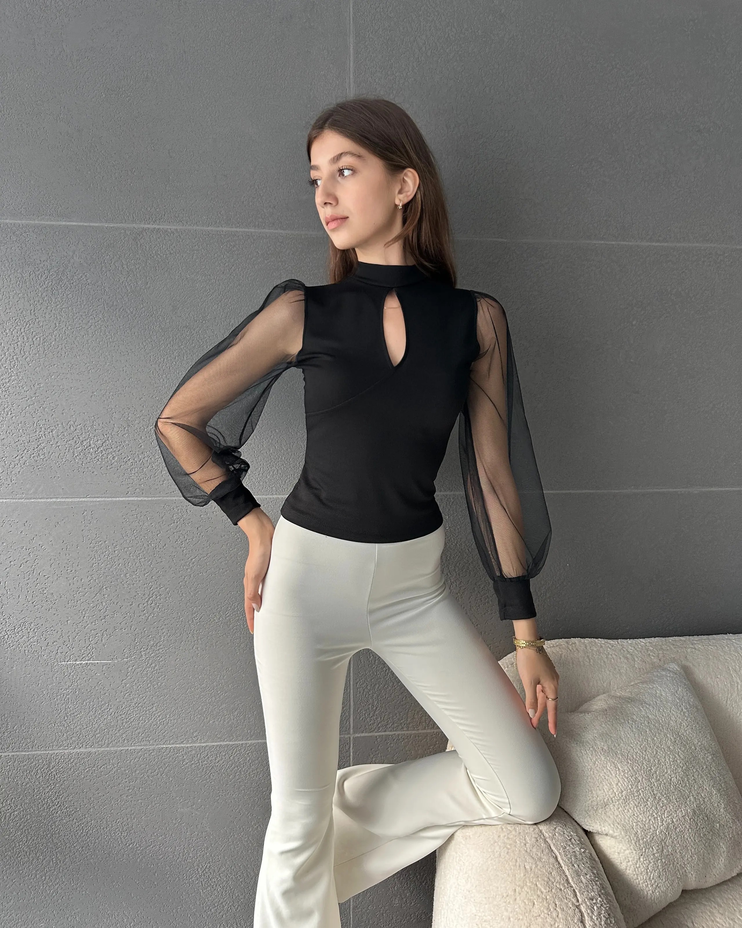 Öpücük Yaka Tül Detaylı Bluz