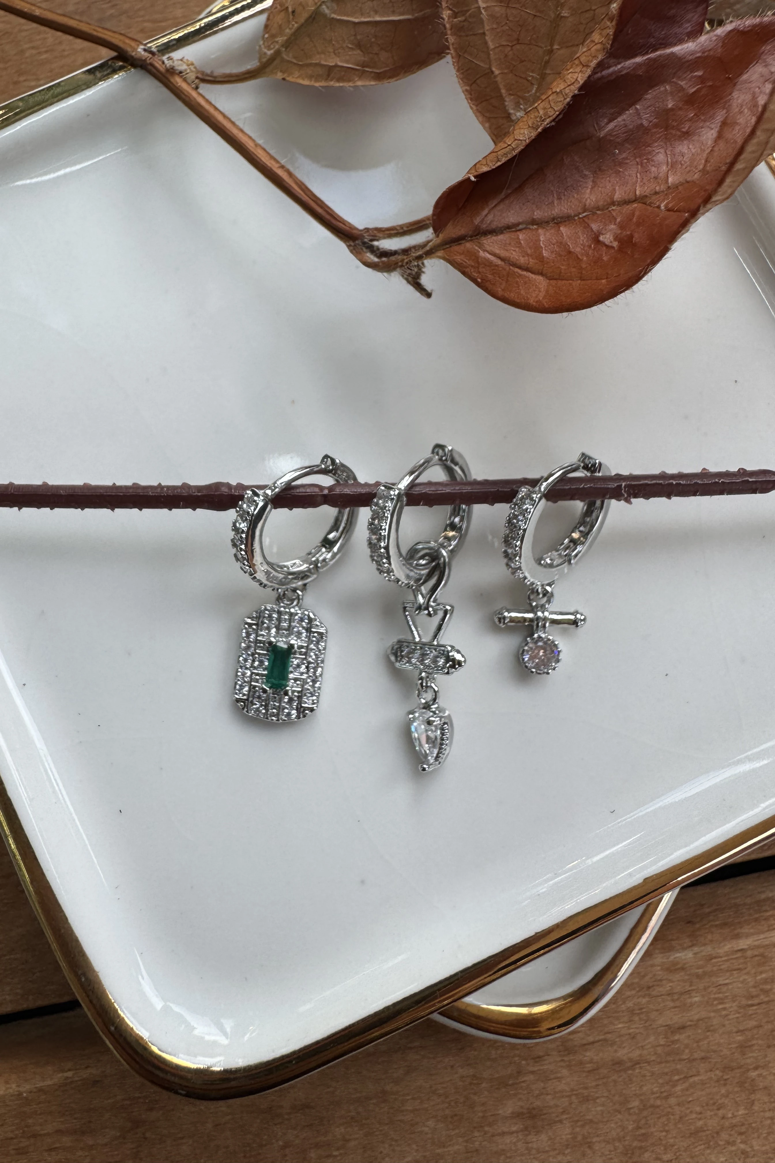 14K Altın Kaplama Yeşil Baget Taşlı 3'lü Küpe Seti Silver