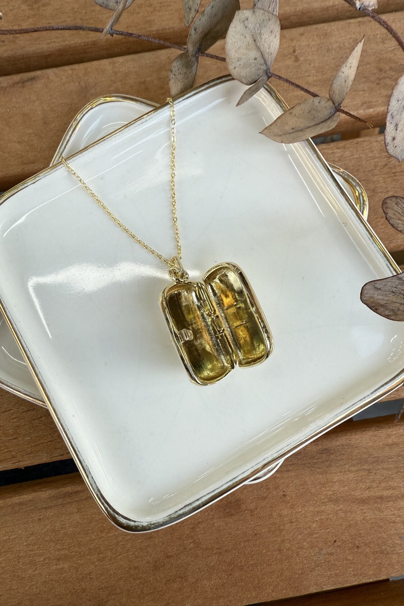 14K Altın Kaplama Dikdörtgen Plaka Üzeri Beyaz Mineli Madalyon Kolye 55cm