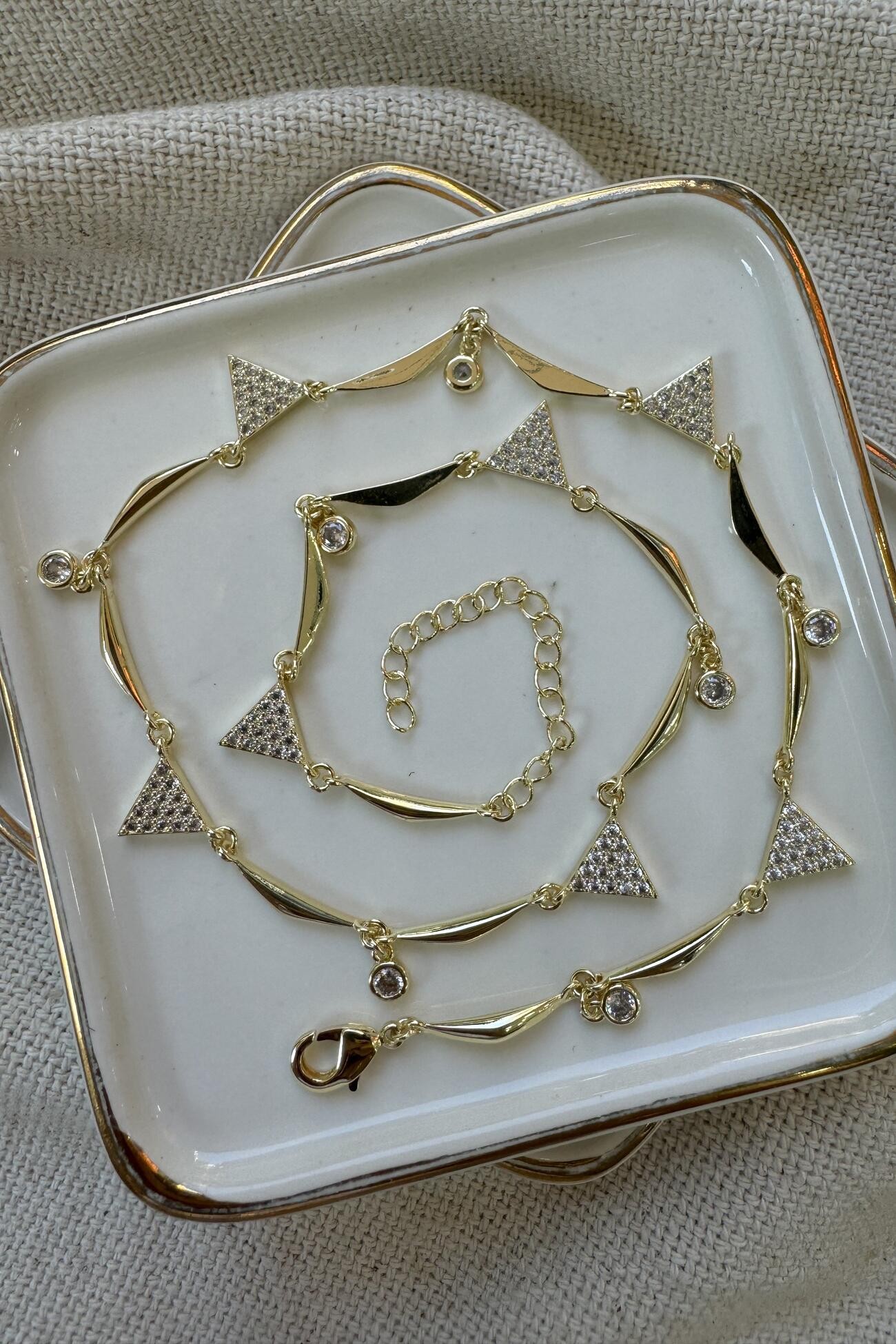 14K Altın Kaplama Üçgen Taşlı Taş Sallantılı Kolye 44cm