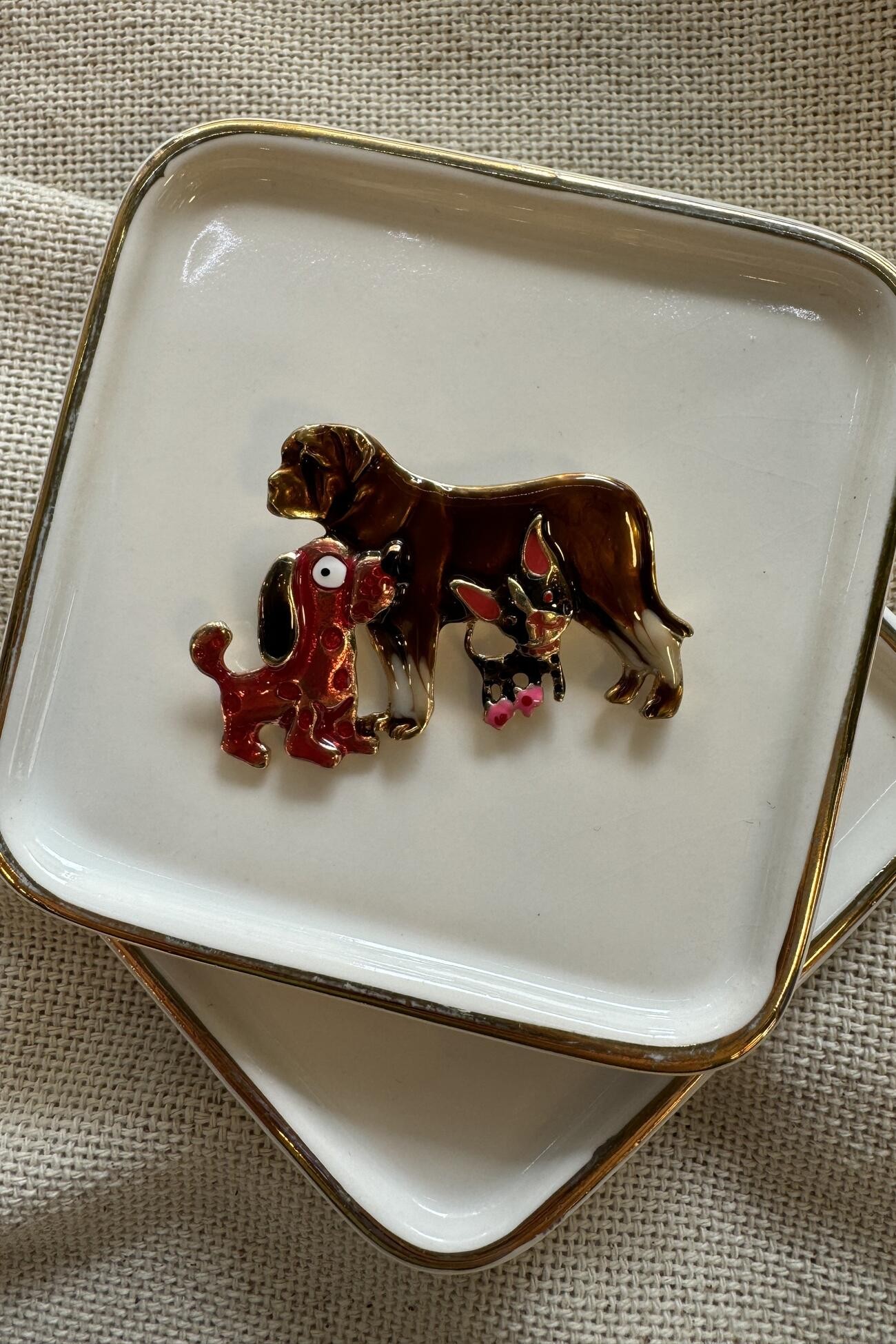 Kahverengi Köpek Detaylı Köpek Ailesi Broş