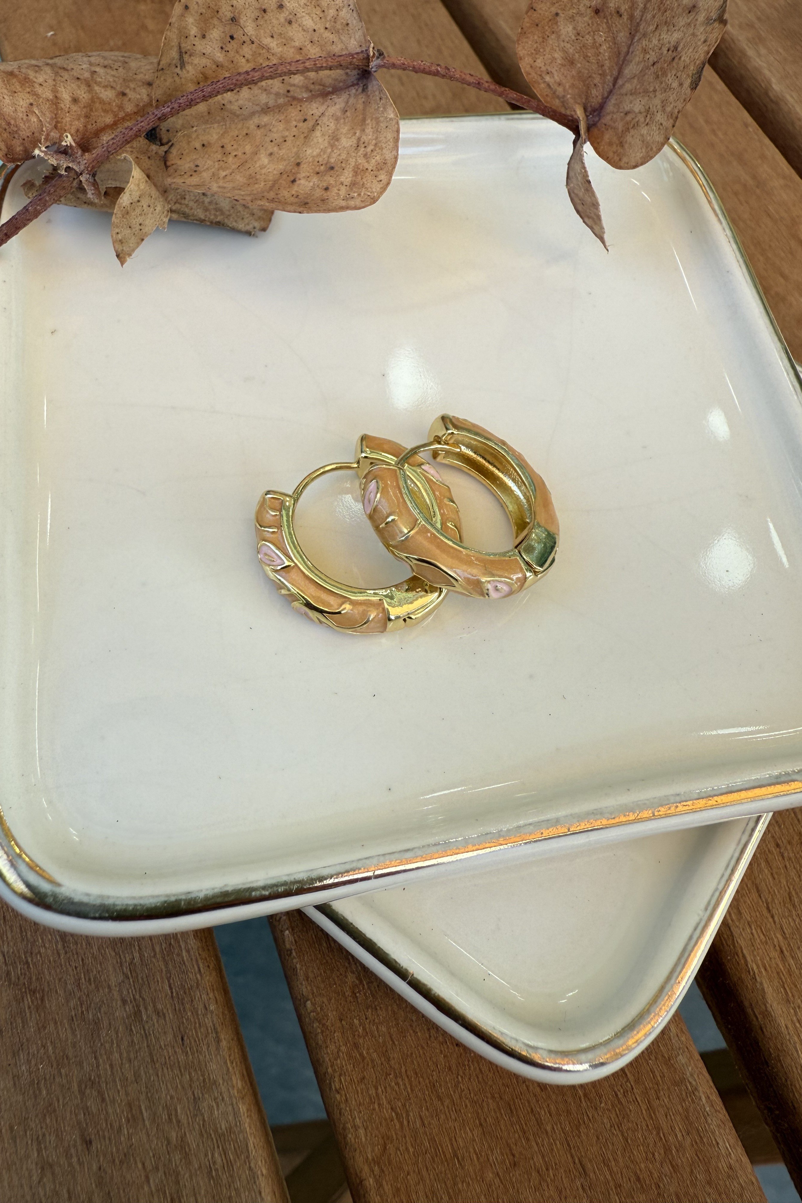 14K Altın Kaplama Krem Mineli Emily Küpe 2cm