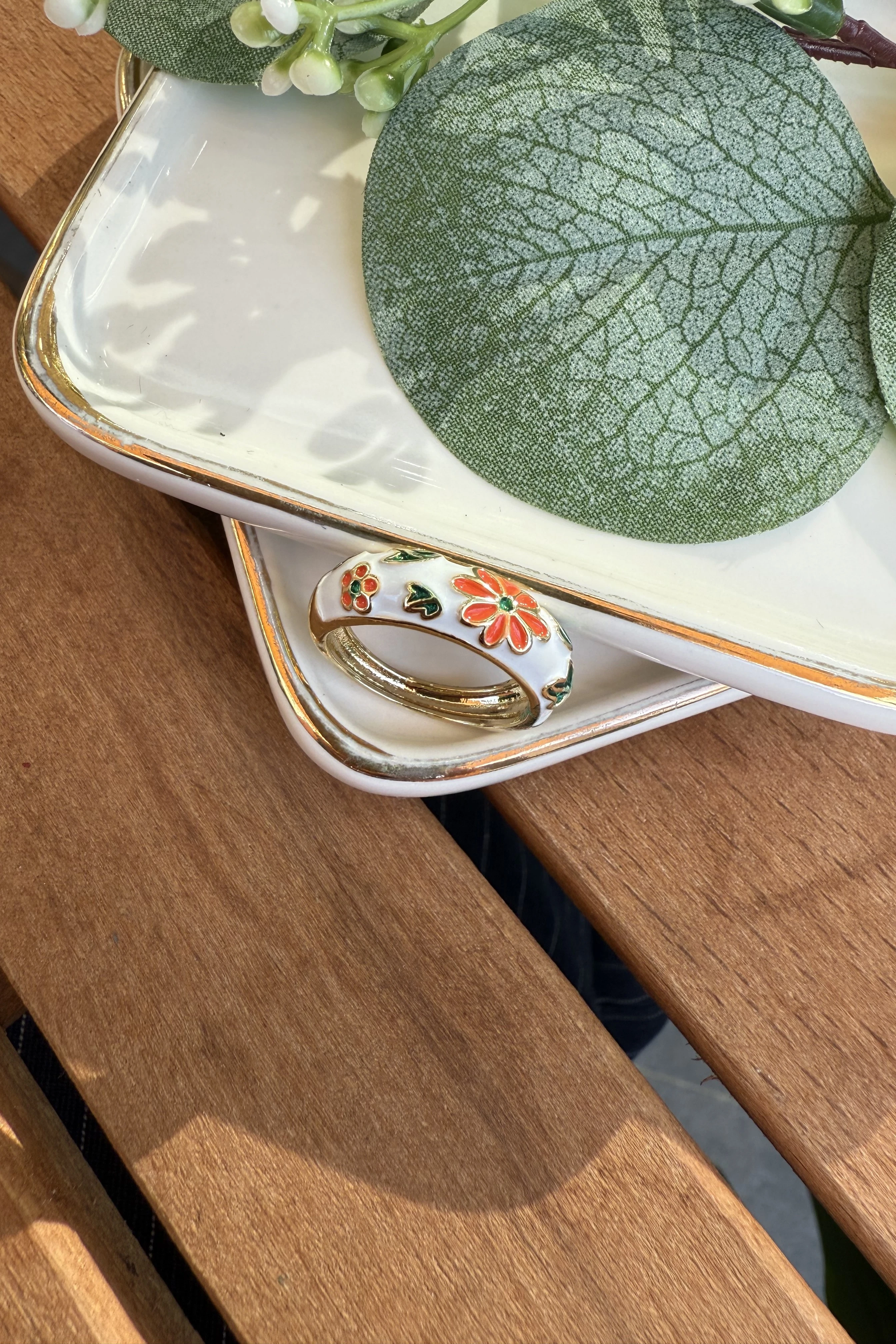 14K Altın Kaplama Beyaz Mineli Çiçek Yüzük