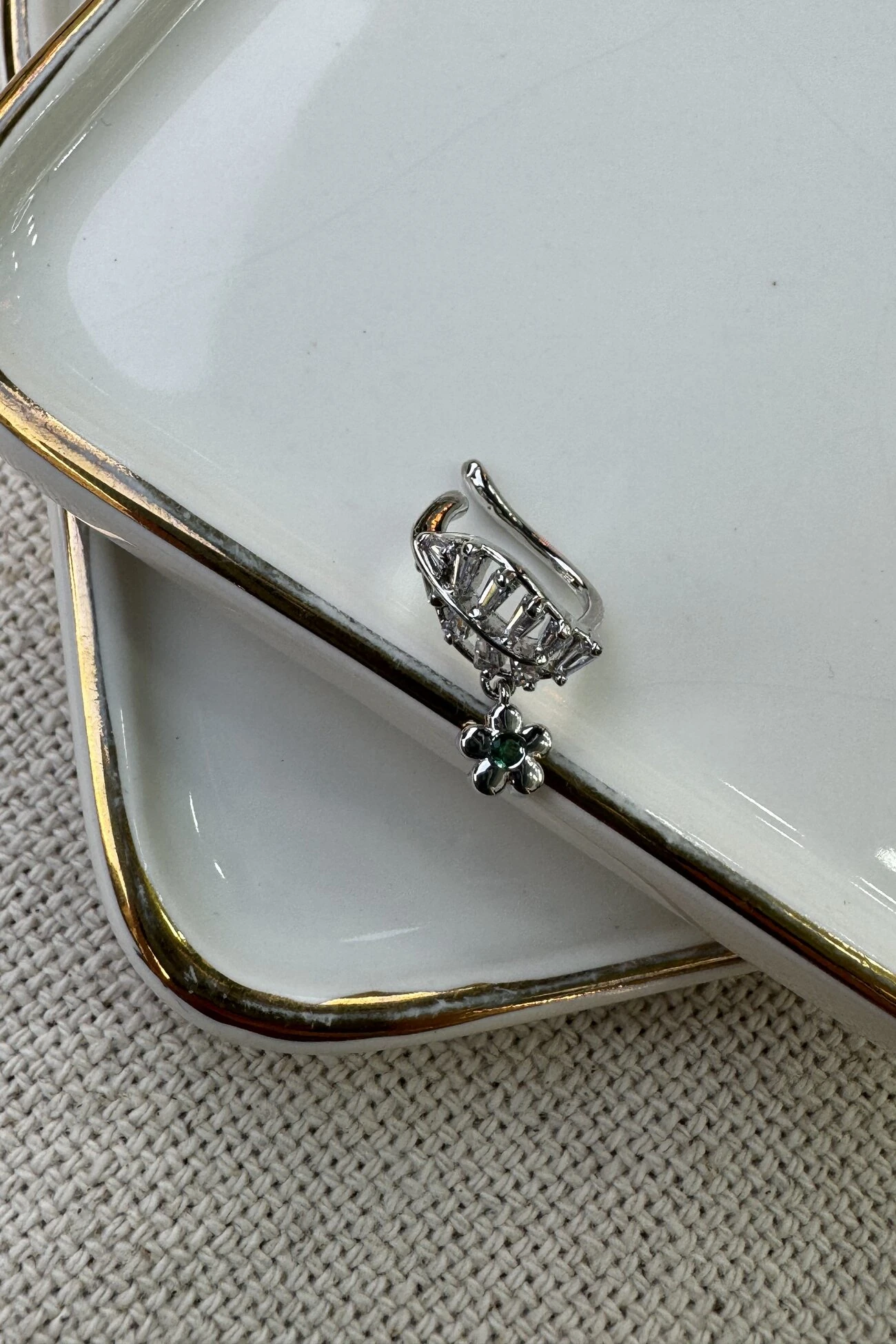 Sallantılı Yeşil Taşlı Çiçek Kıkırdak Küpe Silver