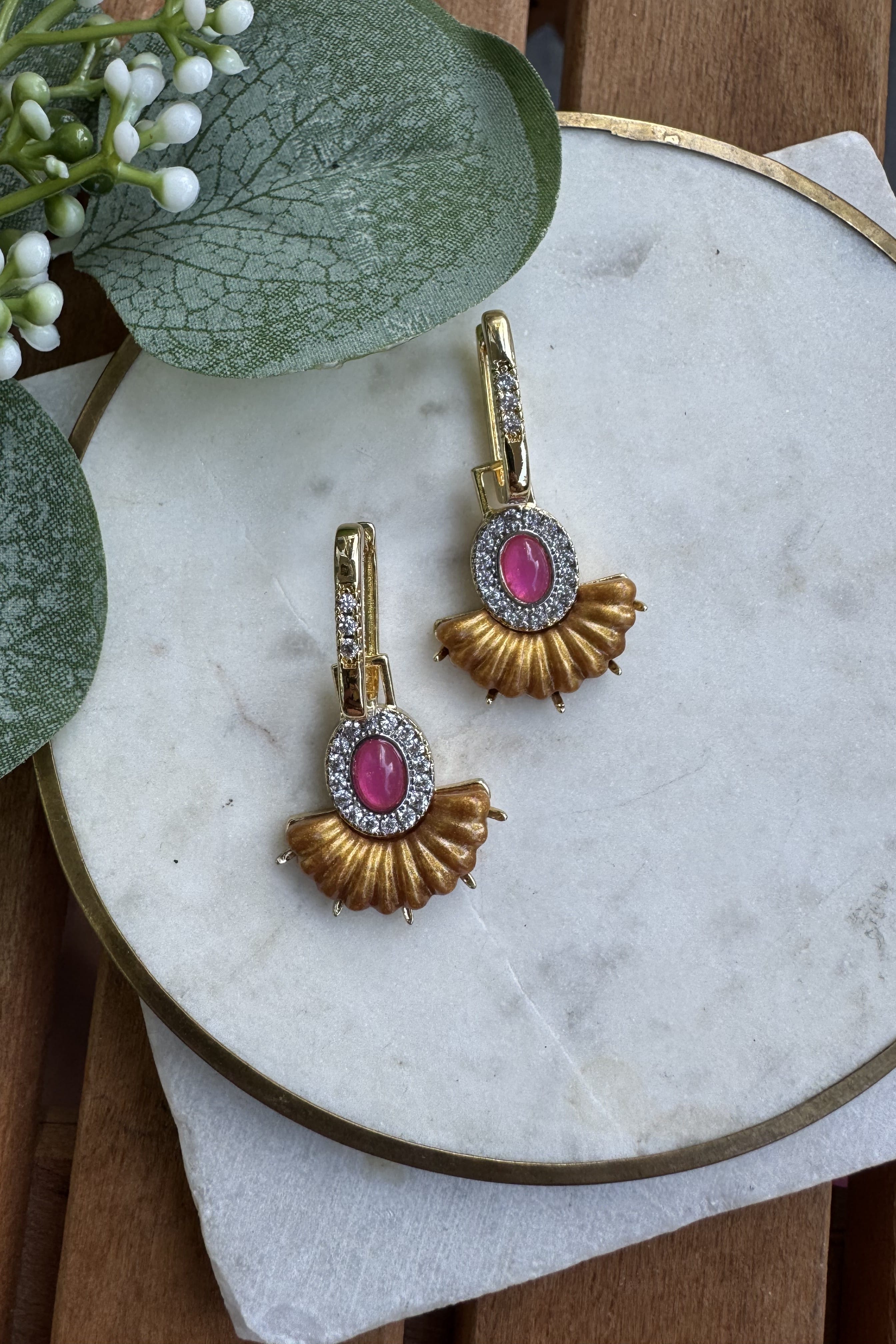 14K Altın Kaplama Pembe Taşlı, Sarı Plakalı Şık Küpe