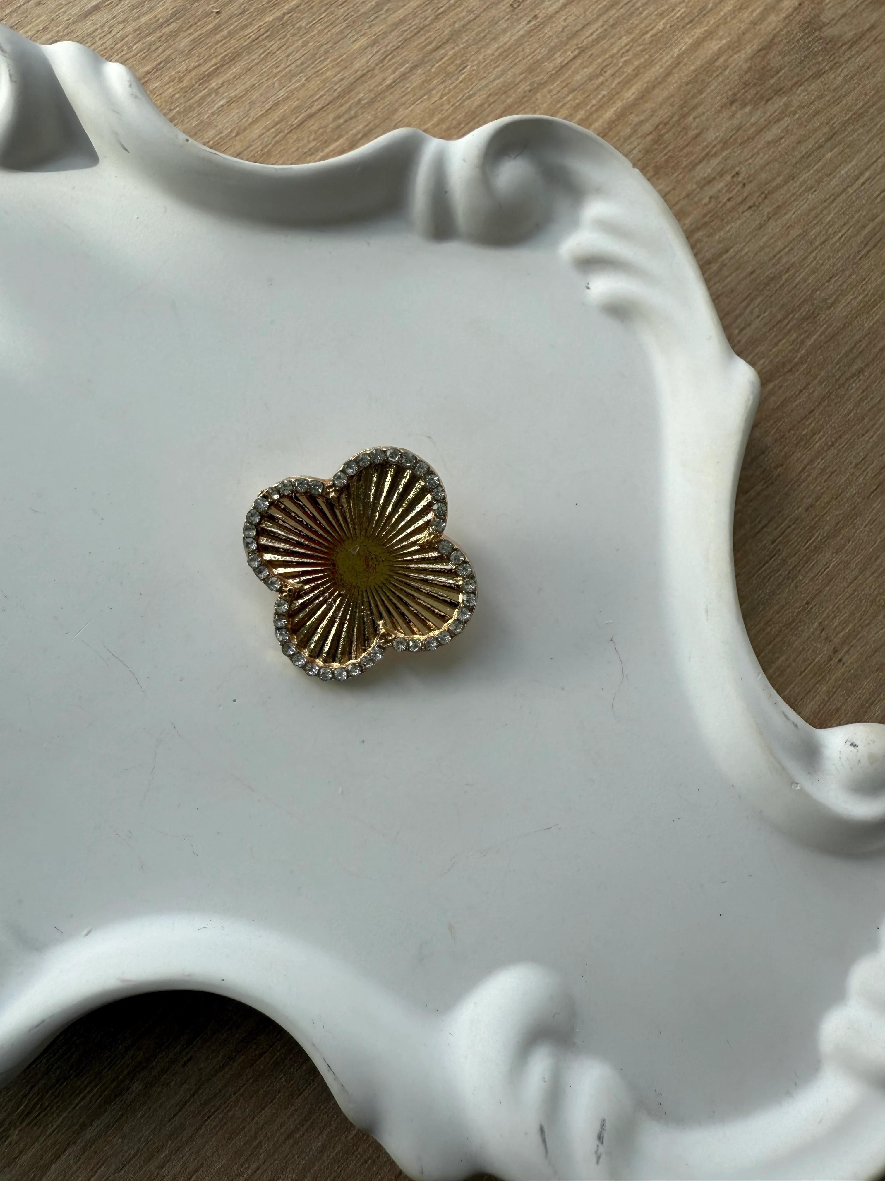 Kenarları Taşlı Gold Yonca Broş