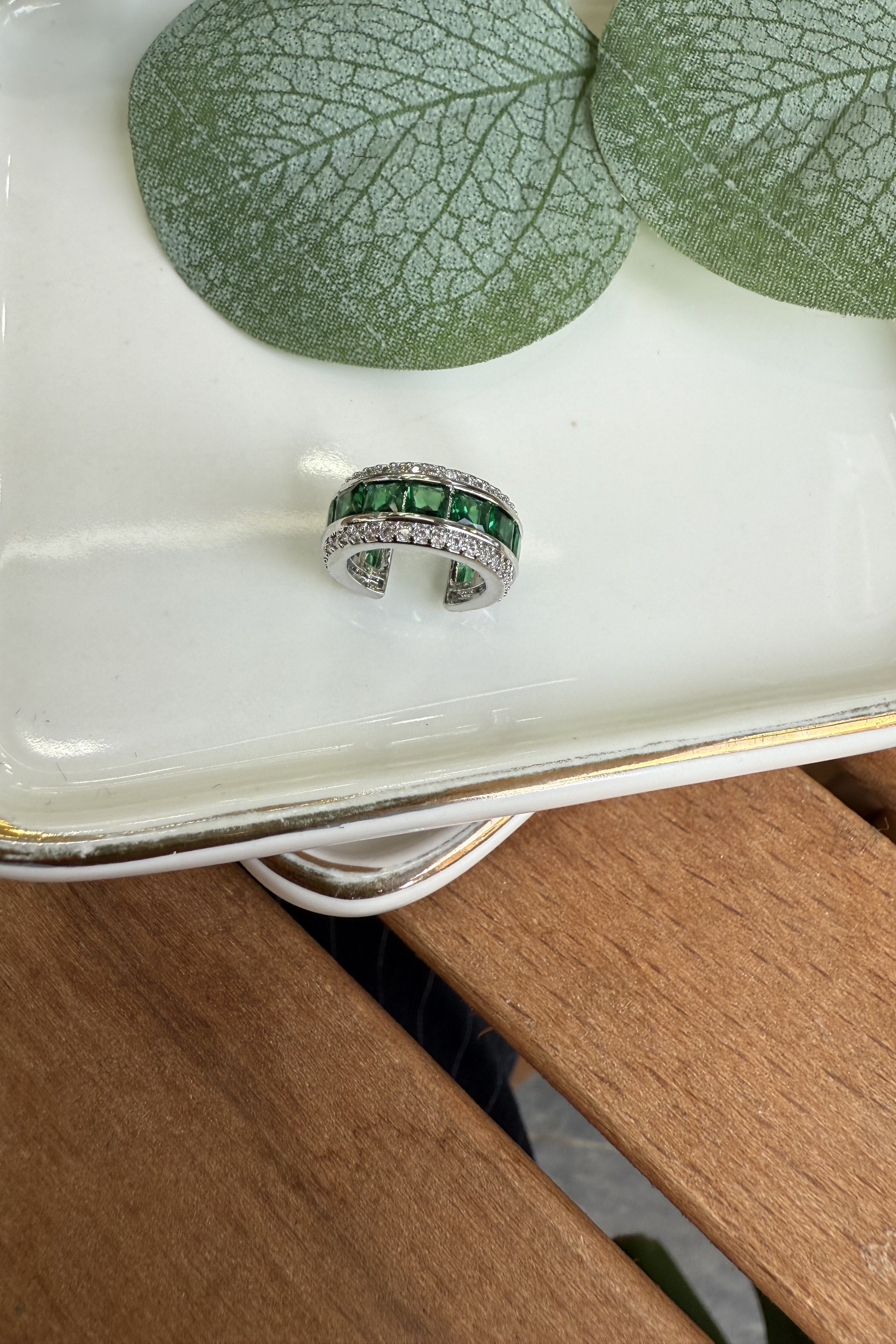 Ortası Yeşil Taşlı Kıkırdak Küpe Silver
