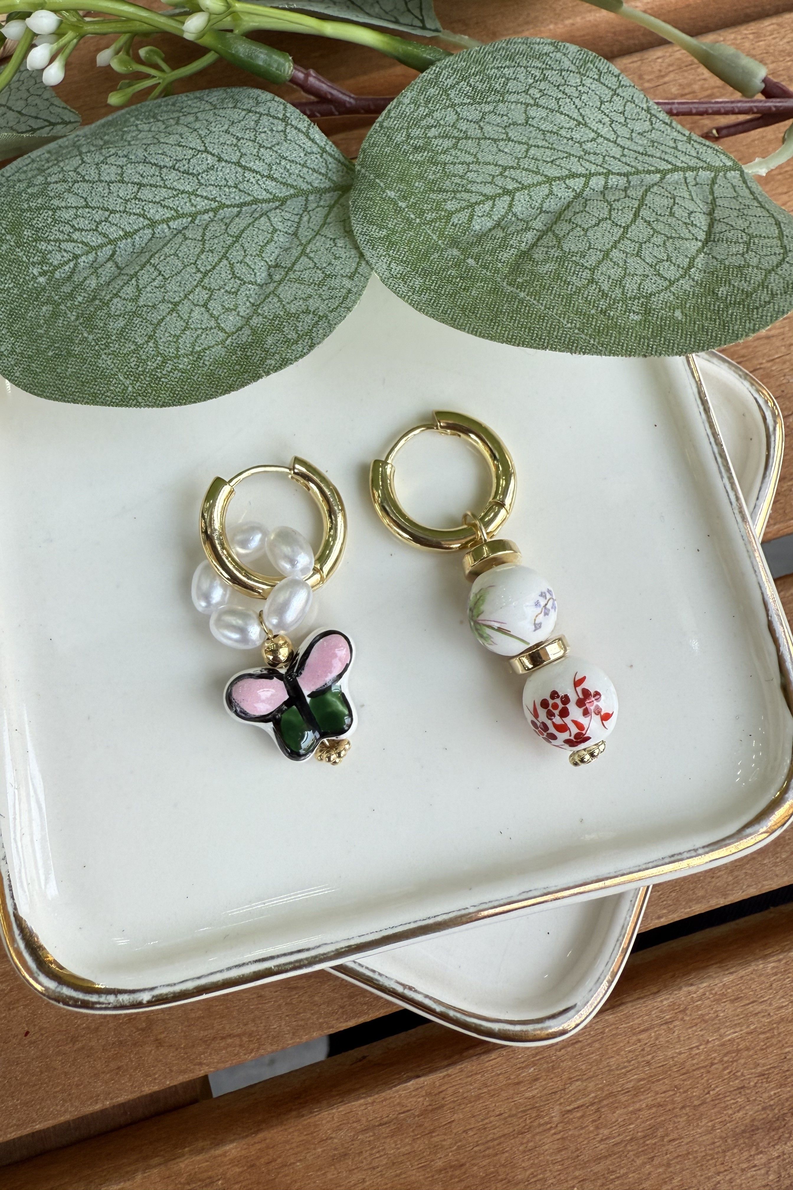 14K Altın Kaplama Seramik Üzeri Pembe Kelebek Charmlı Küpe