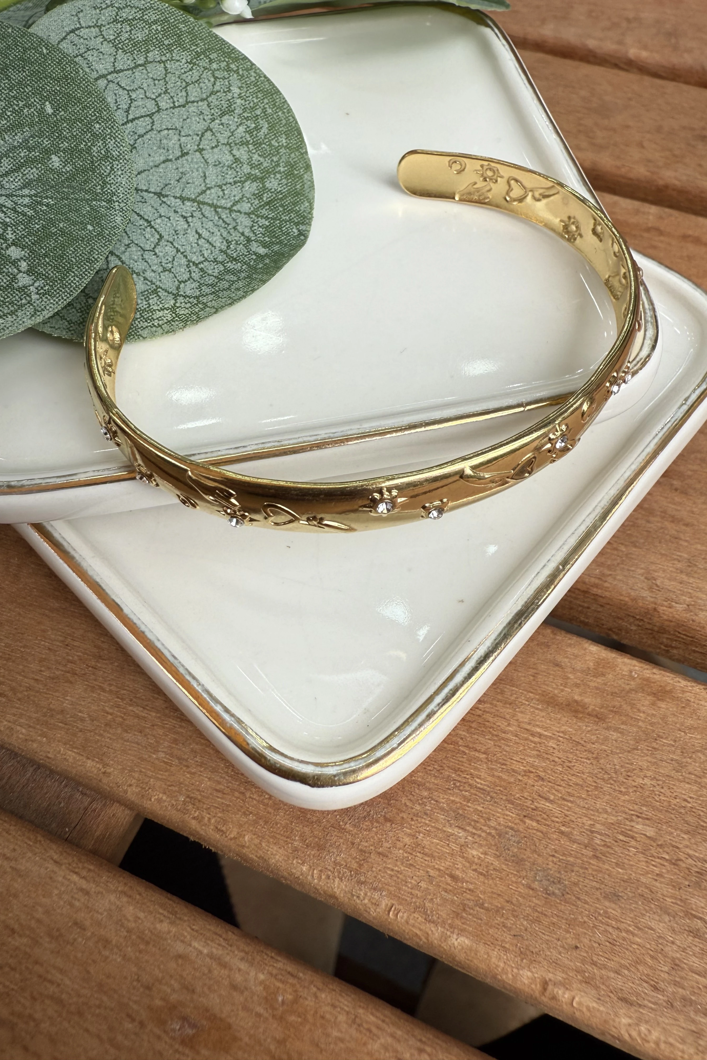 Çelik Kabartmalı Kalp Bilezik Gold