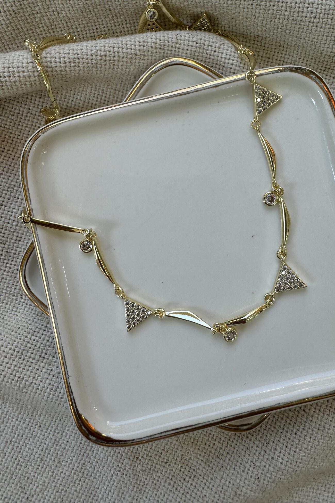 14K Altın Kaplama Üçgen Taşlı Taş Sallantılı Kolye 44cm