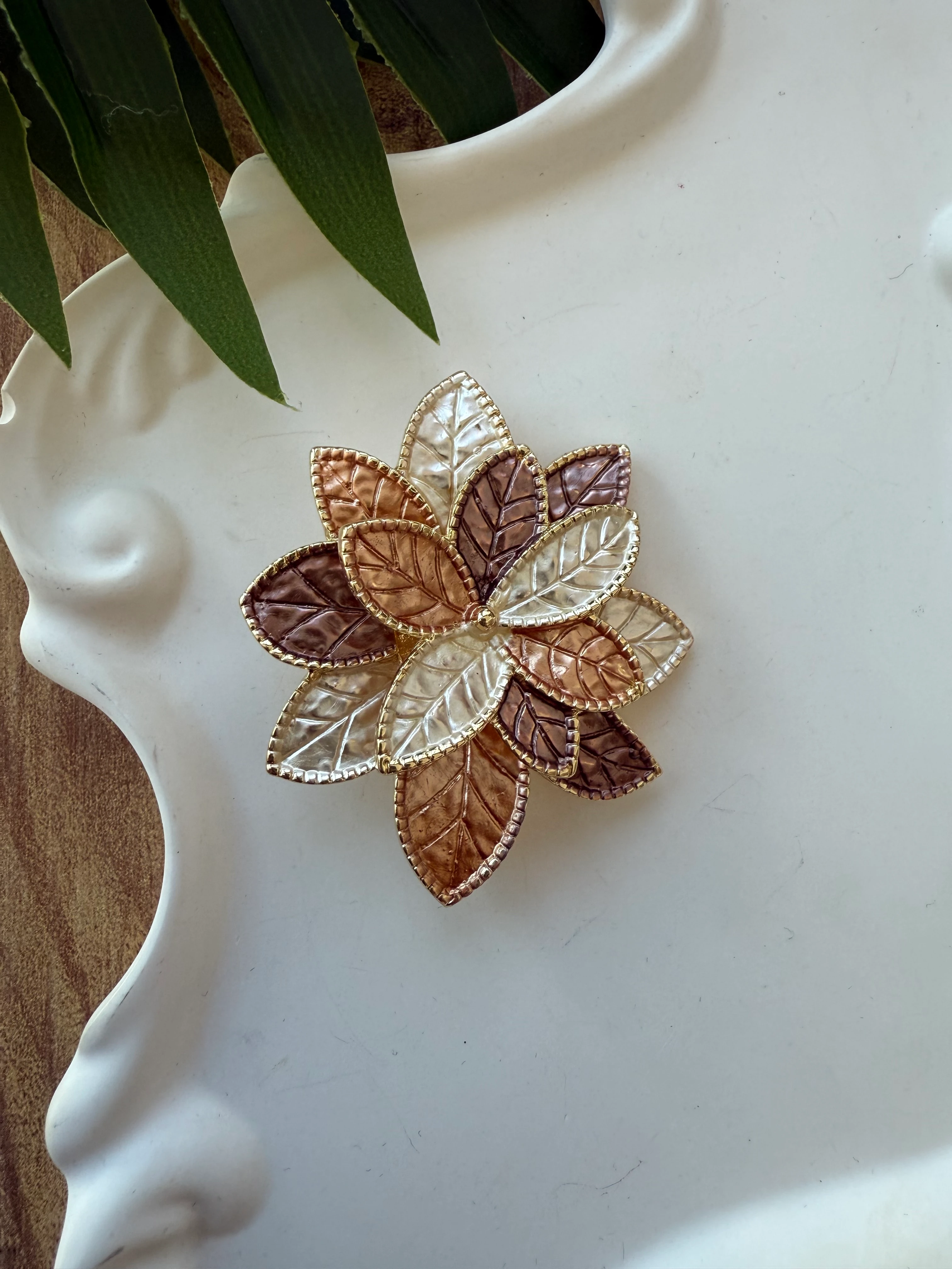 Katmanlı Mineli Çiçek Broş