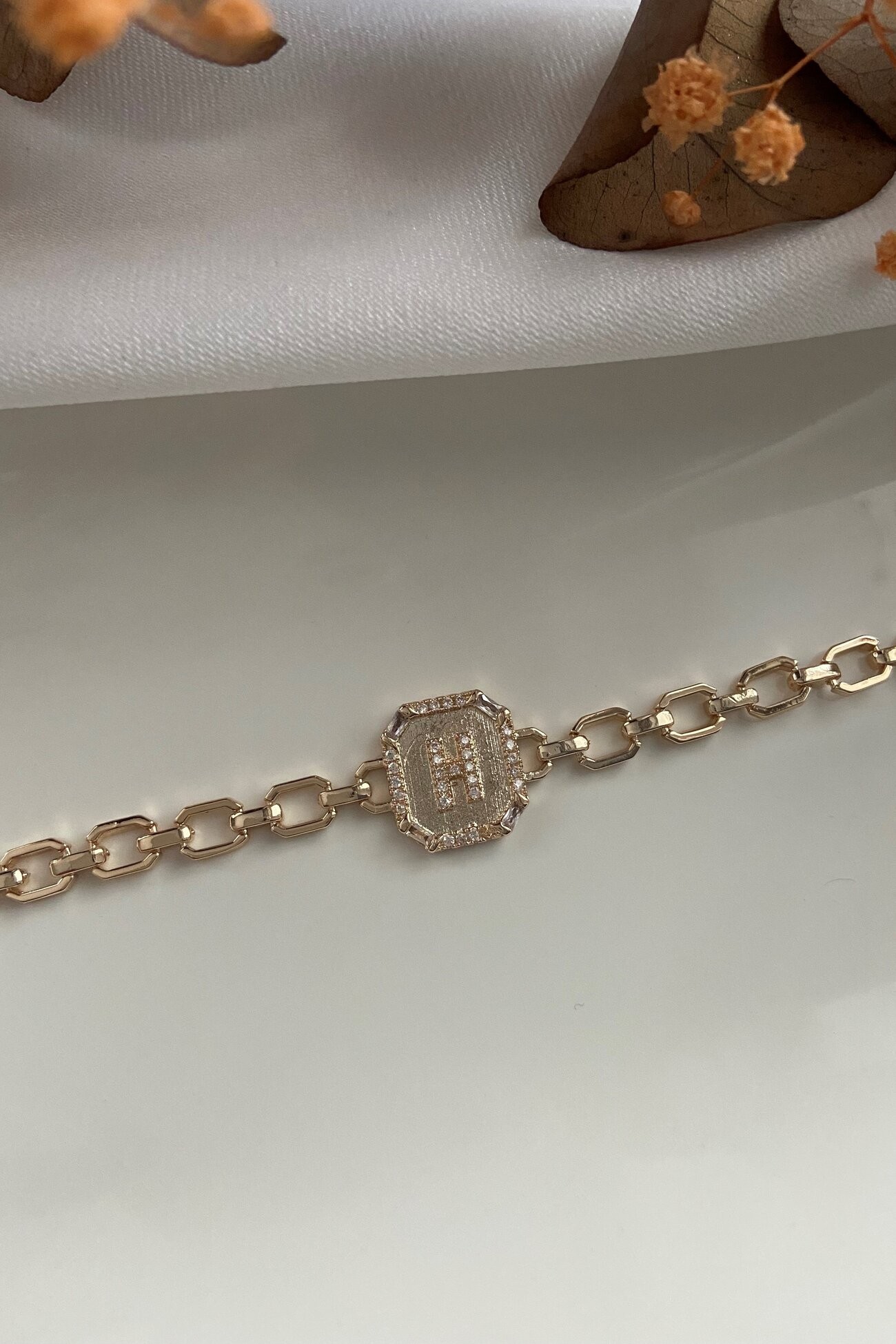 Plaka Üzerinde Taşlı H Harfi Bileklik