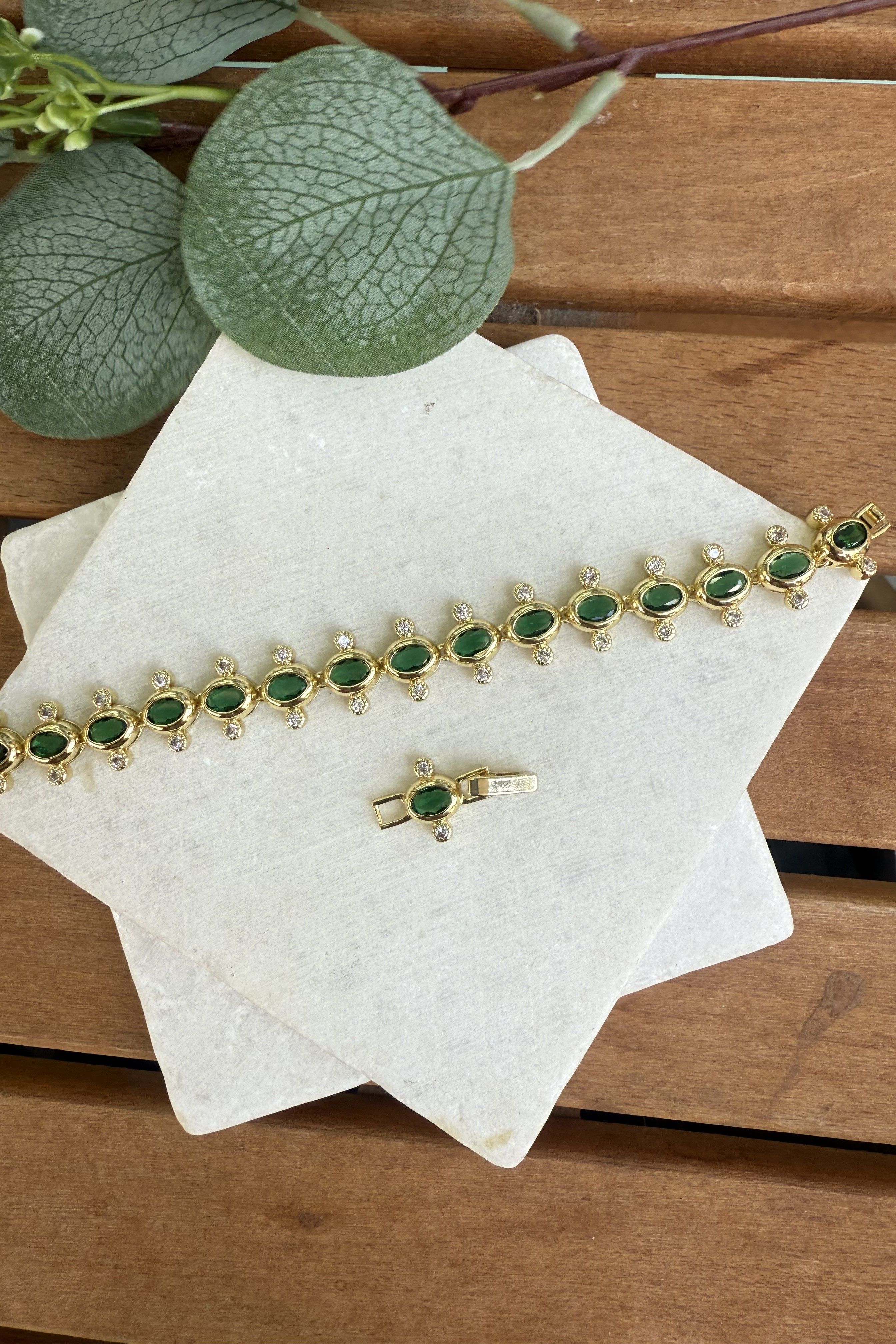 14K Altın Kaplama Ortası Yeşil Taşlı Beyaz Minik Taşlı Bileklik 16+2cm