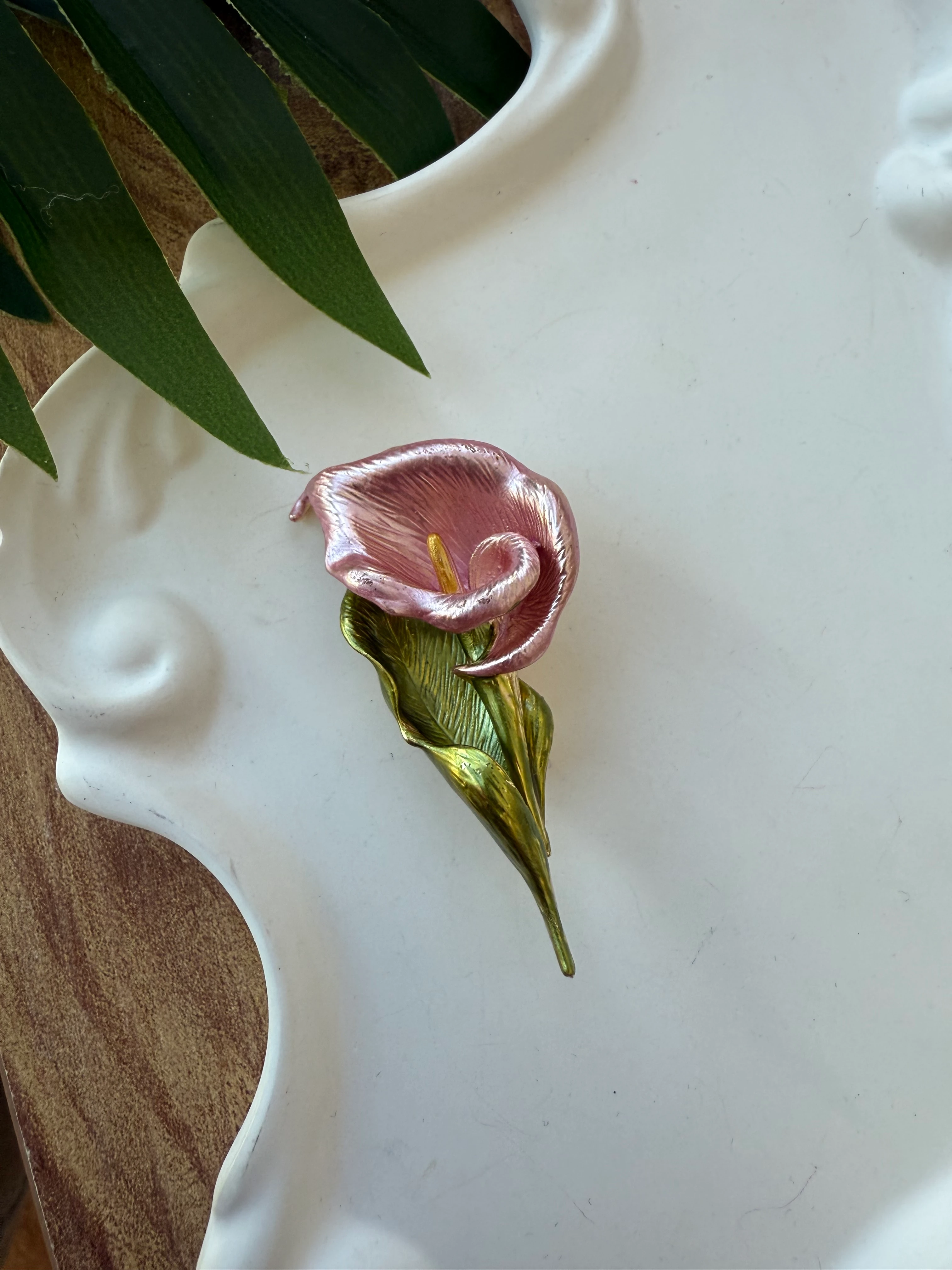 Mineli Pembe Çiçek Broş