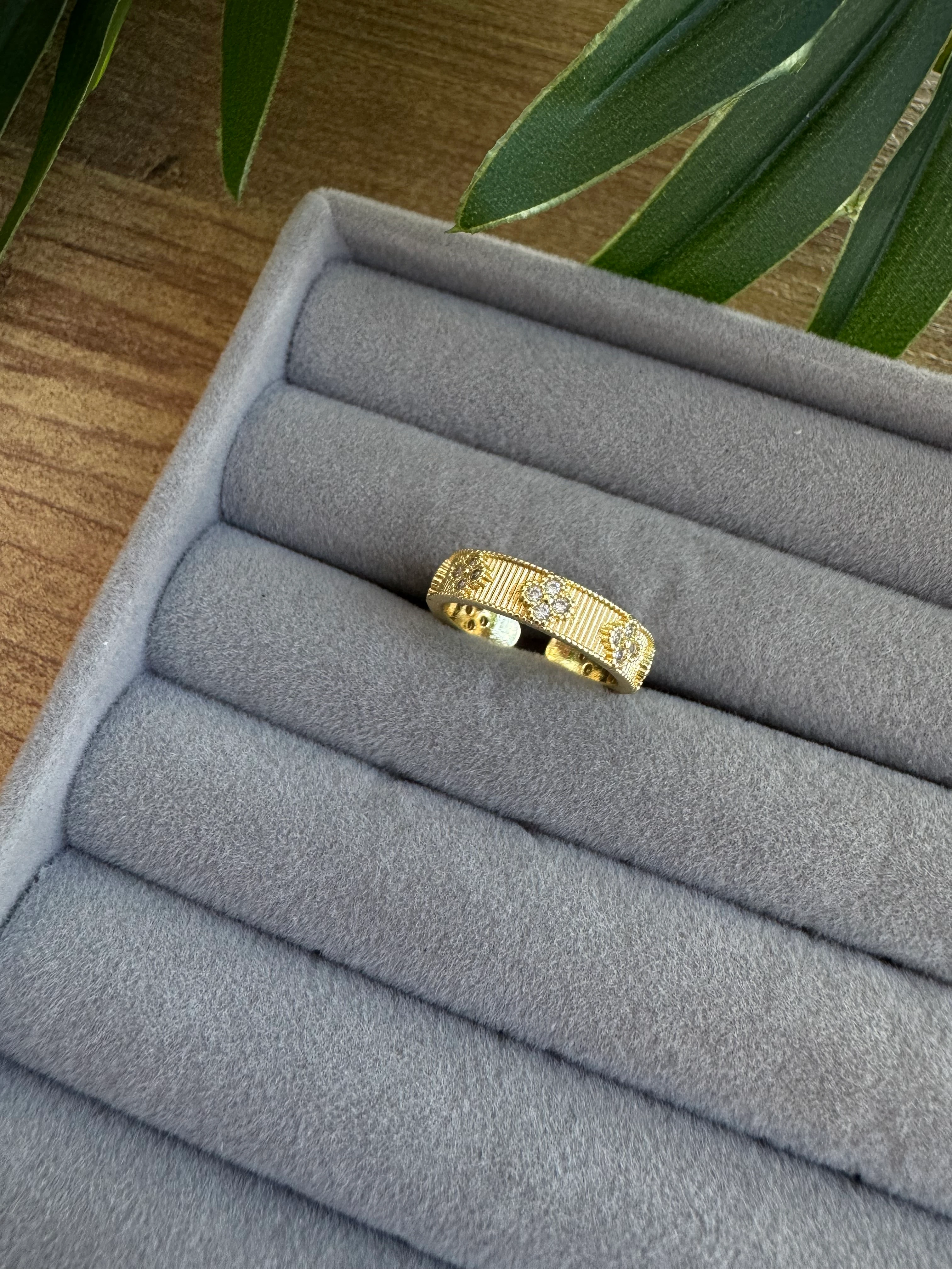 14K Altın Kaplama Dokulu Plaka Üzeri Yonca Yüzük Gold