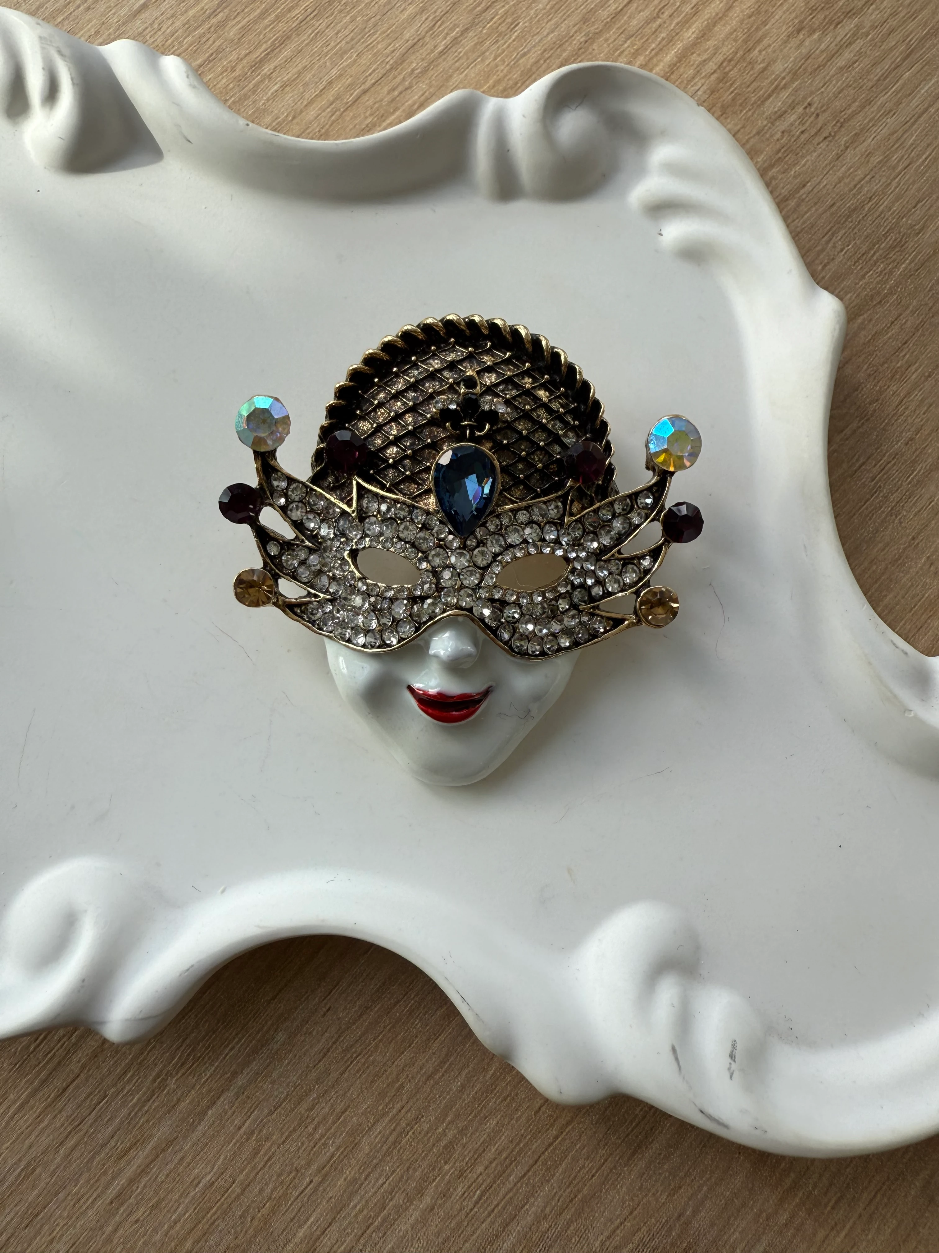 Taşlı Maske Broş