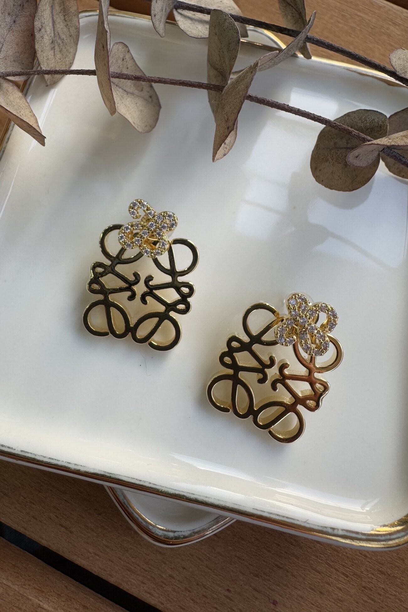 14K Altın Kaplama Arkadan Motif Geçmeli Marka Küpe