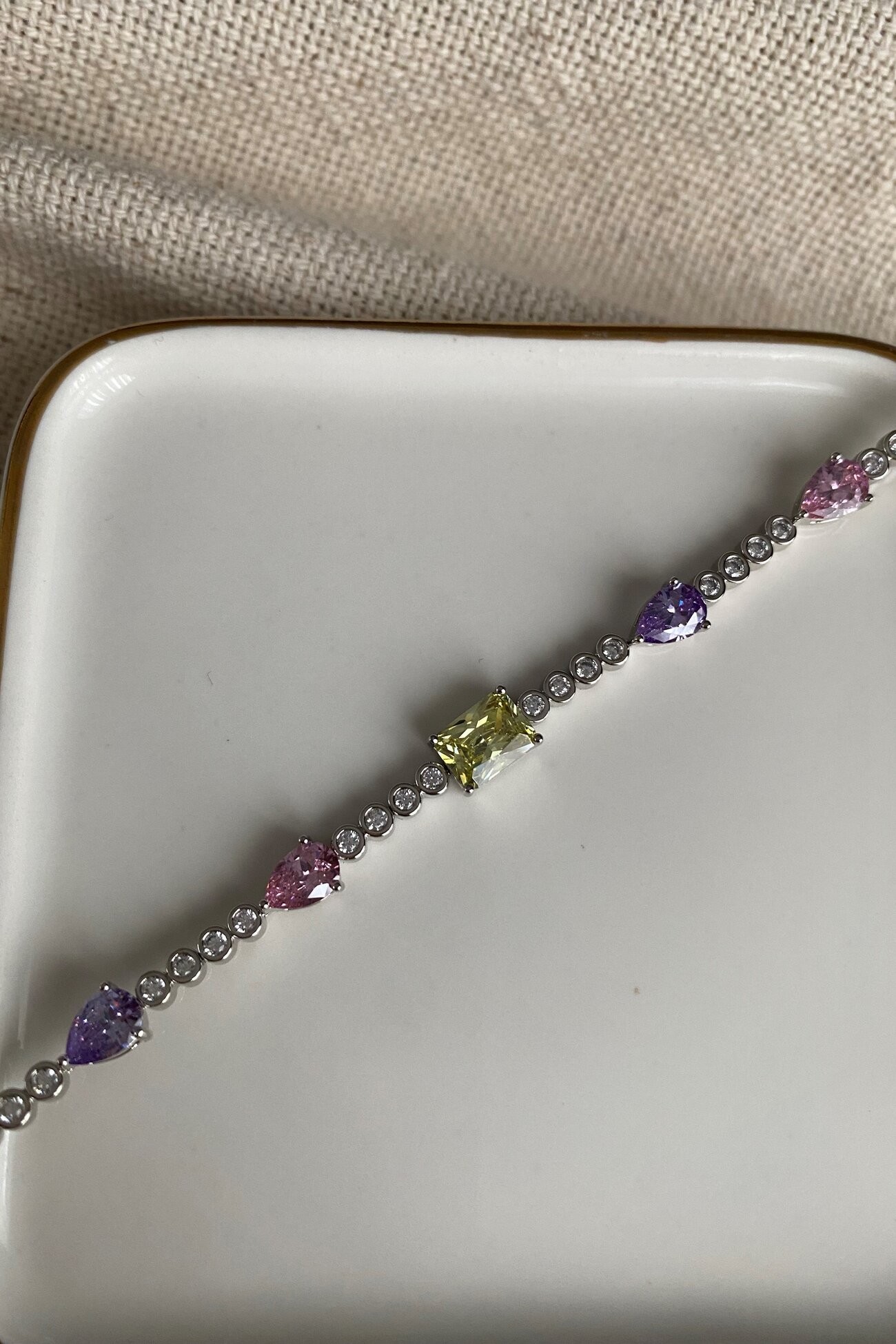 Özel Seri Su Yolu Üzerinde Renkli Taşlı Bileklik