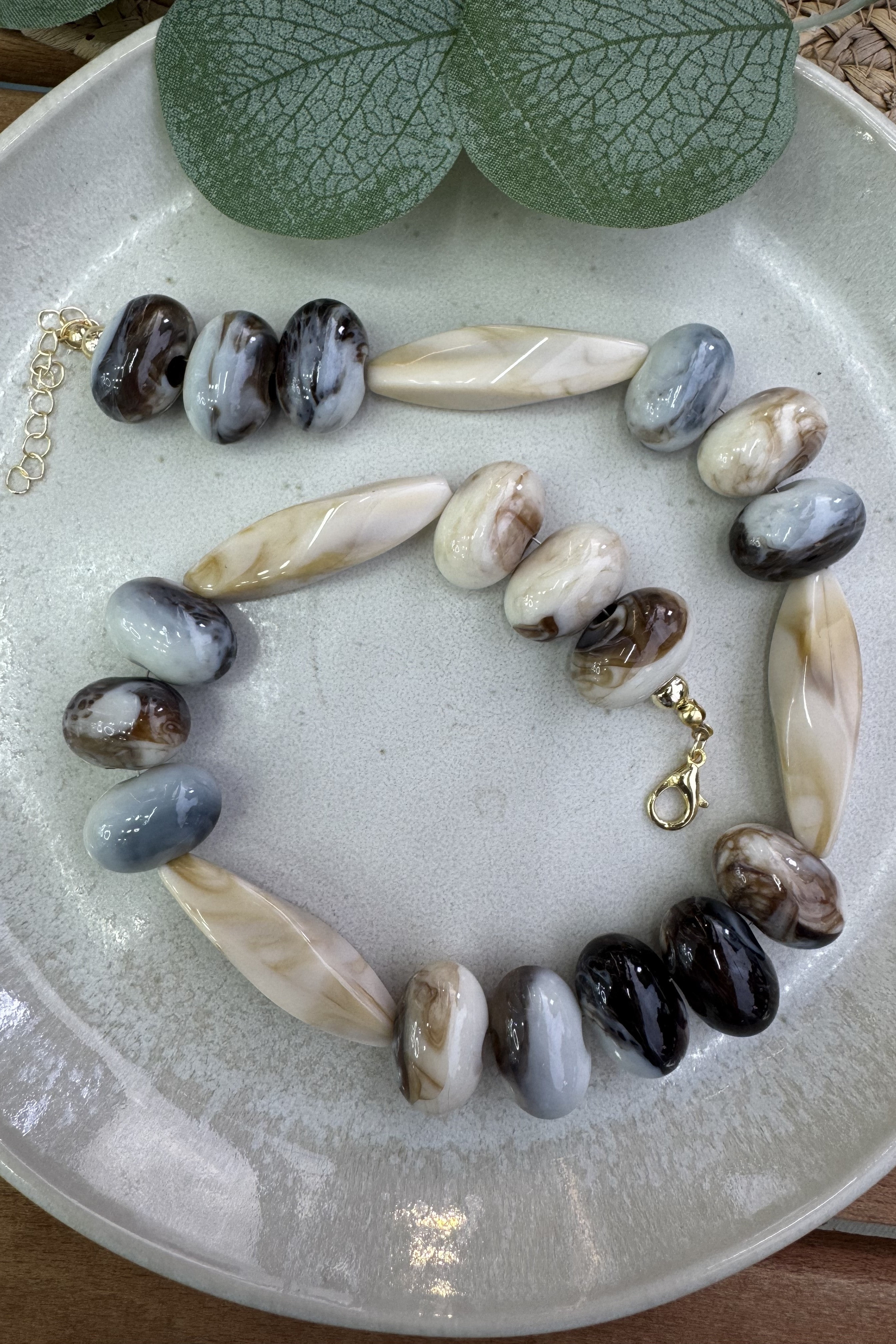 ZR Model Hareli Boncuk Geçişli Kemik Akrilik Kolye 45cm