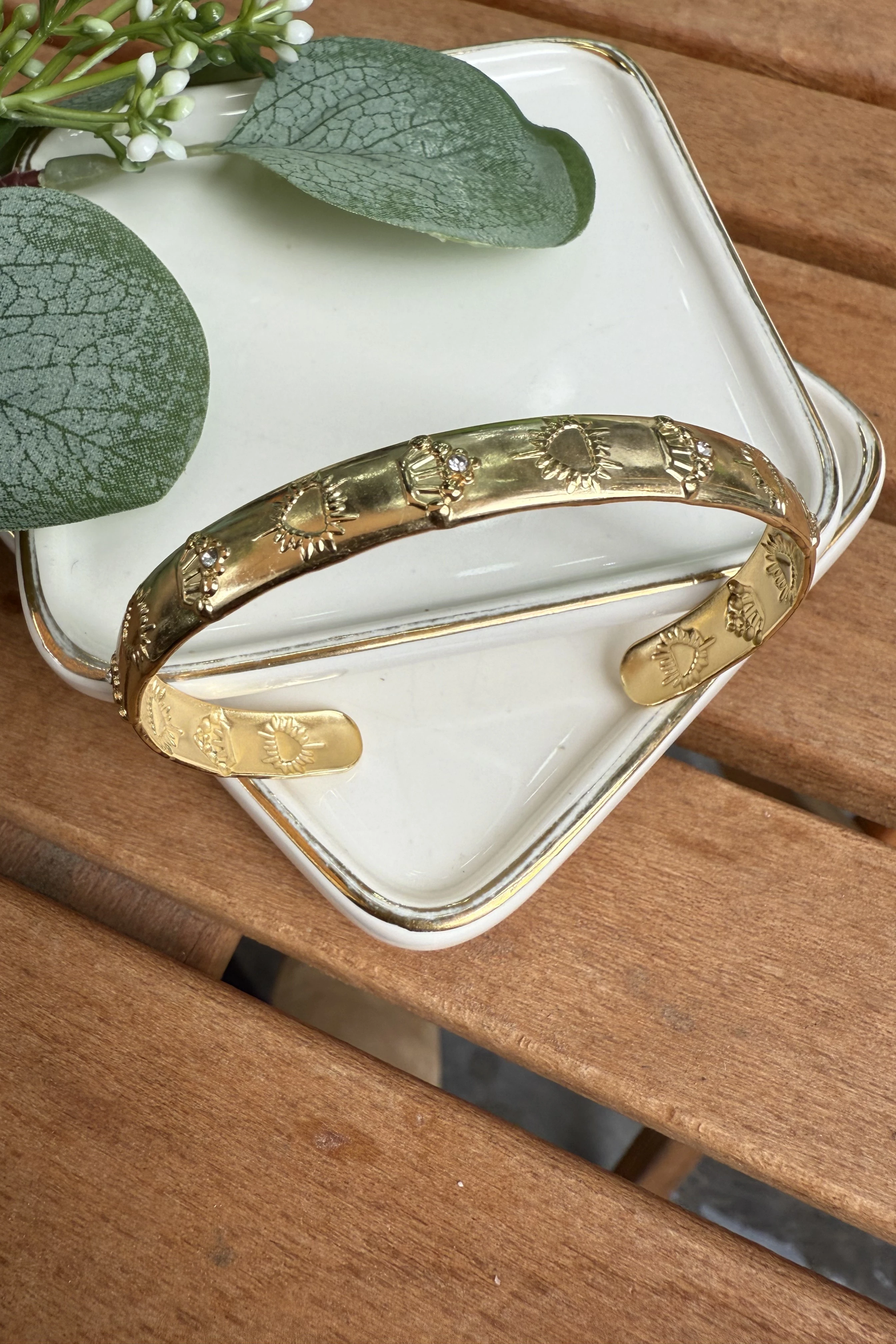 Çelik Taç Kabartmalı Bilezik Gold