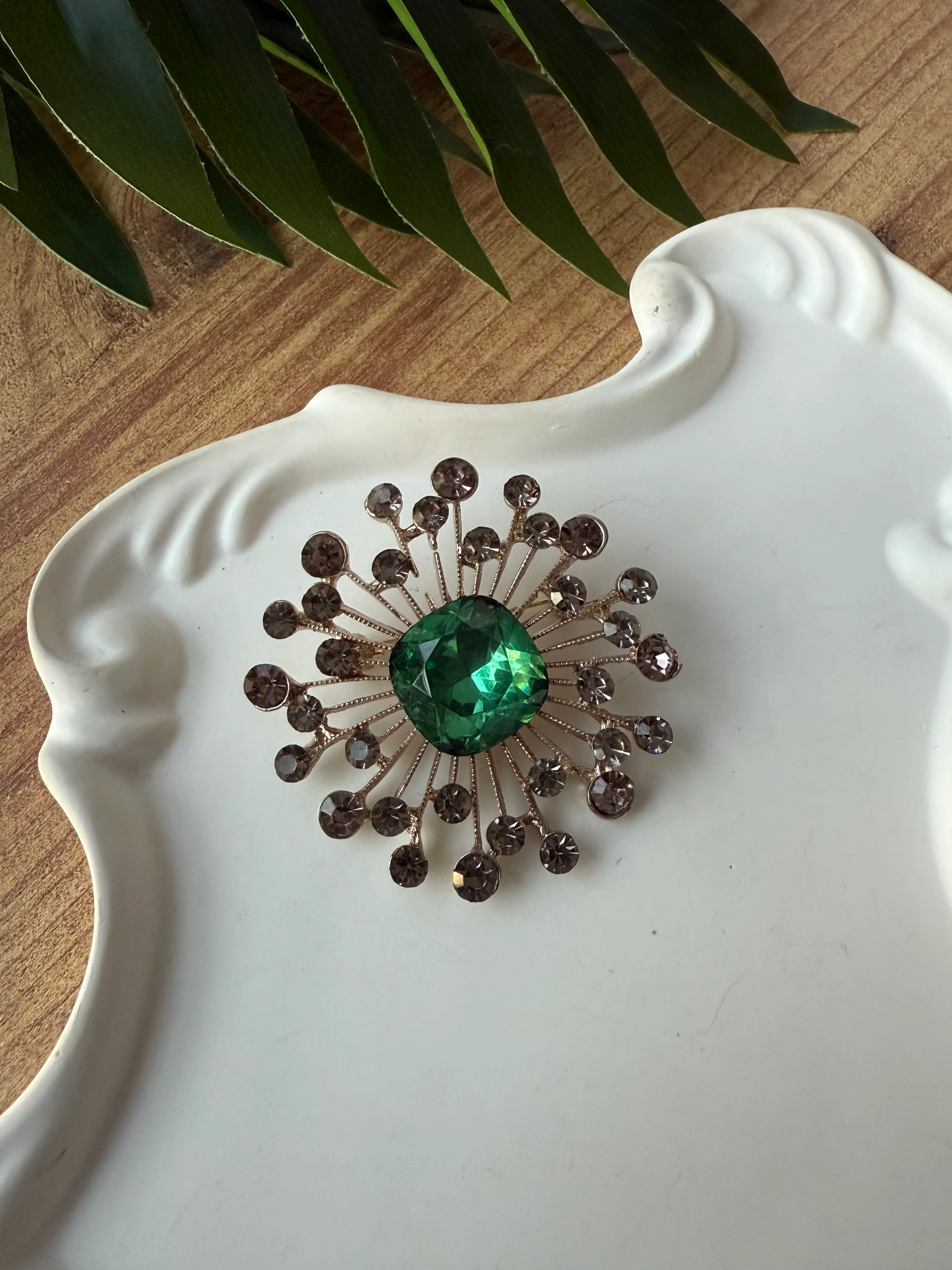 Yeşil Taşlı Şık Broş