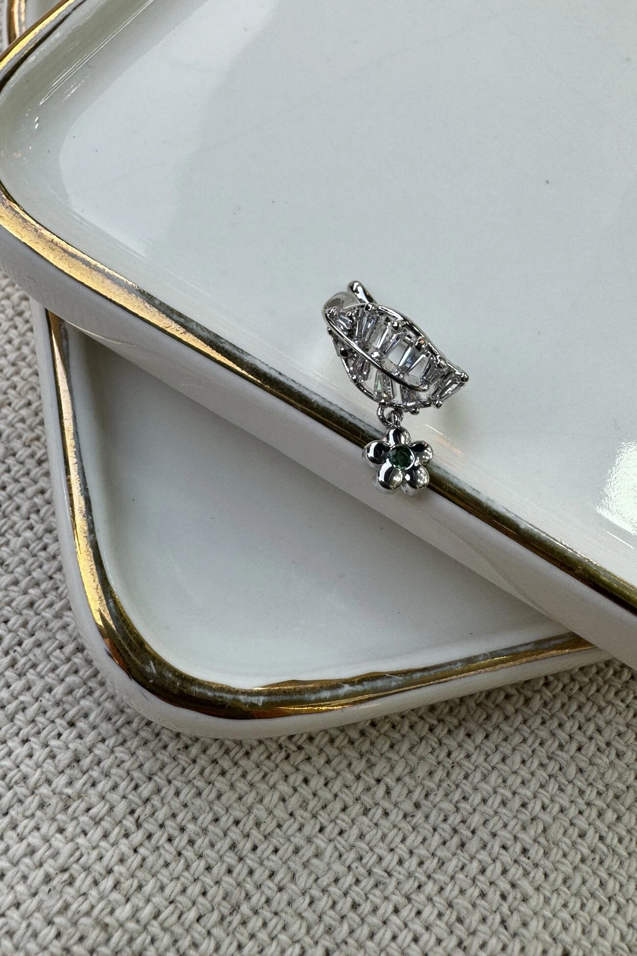 Sallantılı Yeşil Taşlı Çiçek Kıkırdak Küpe Silver