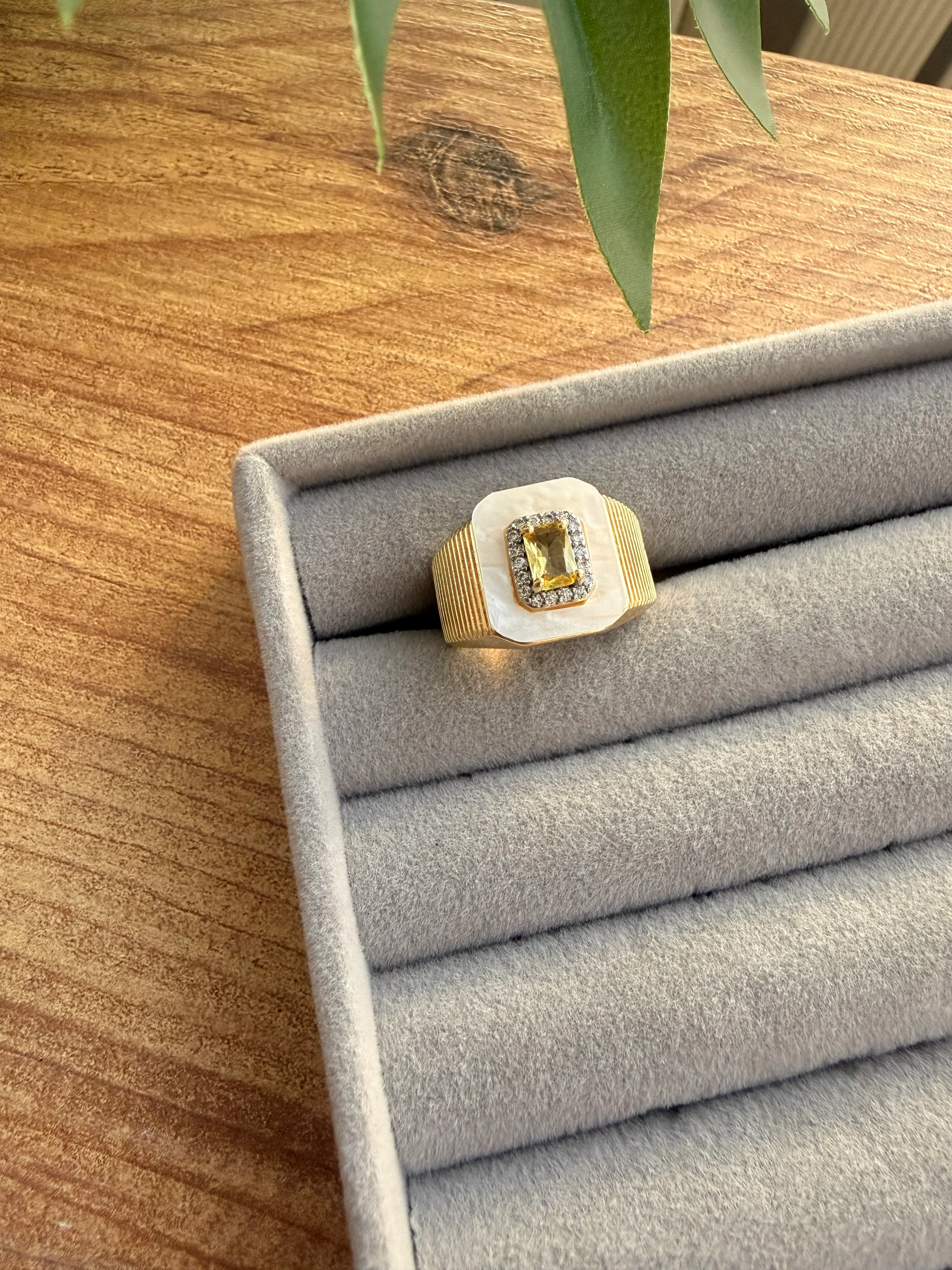 14K Altın Kaplama Beyaz Sedef Sarı Baget Taş Yüzük