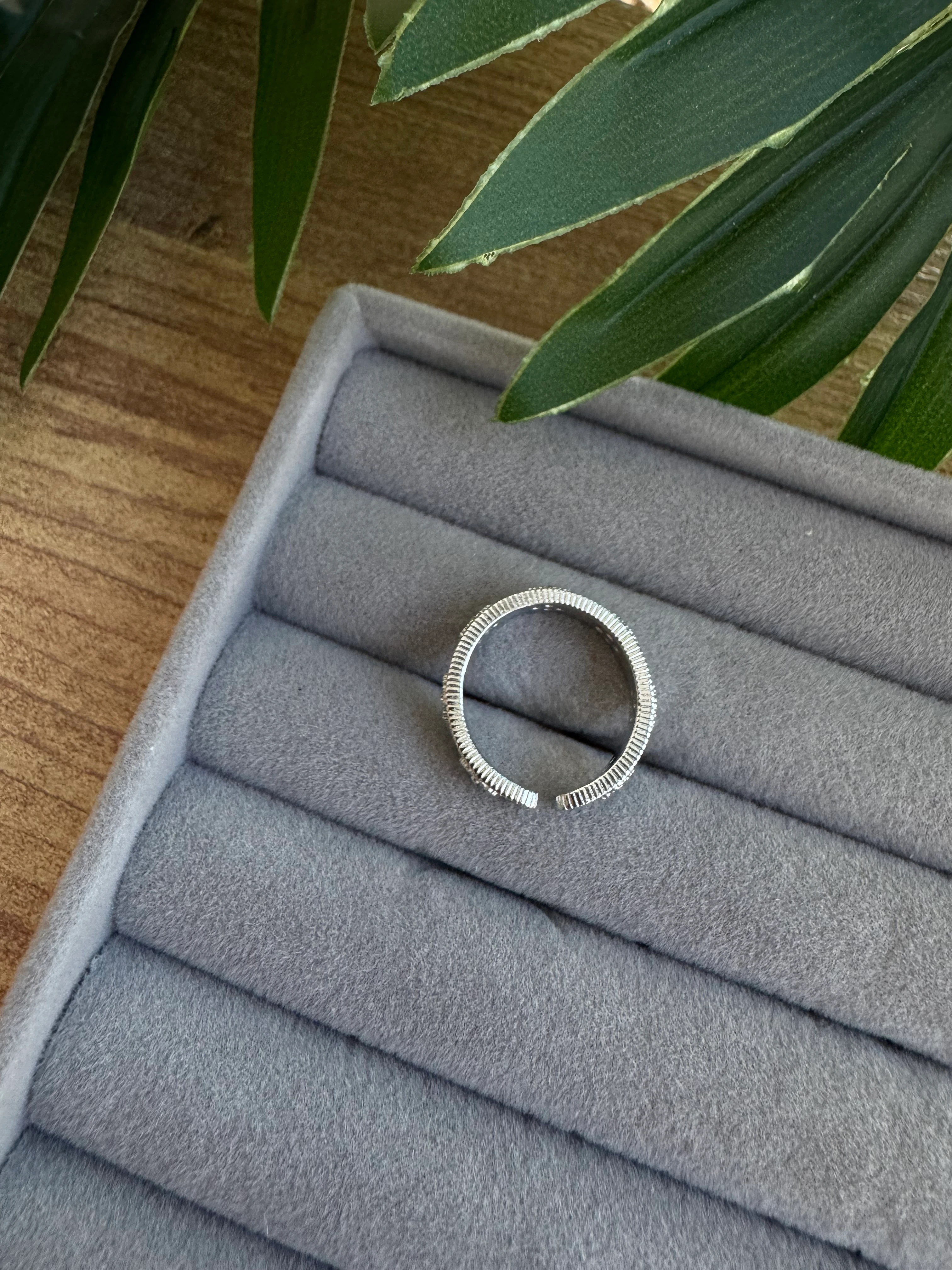 14K Altın Kaplama Dokulu Plaka Üzeri Yonca Yüzük Gümüş