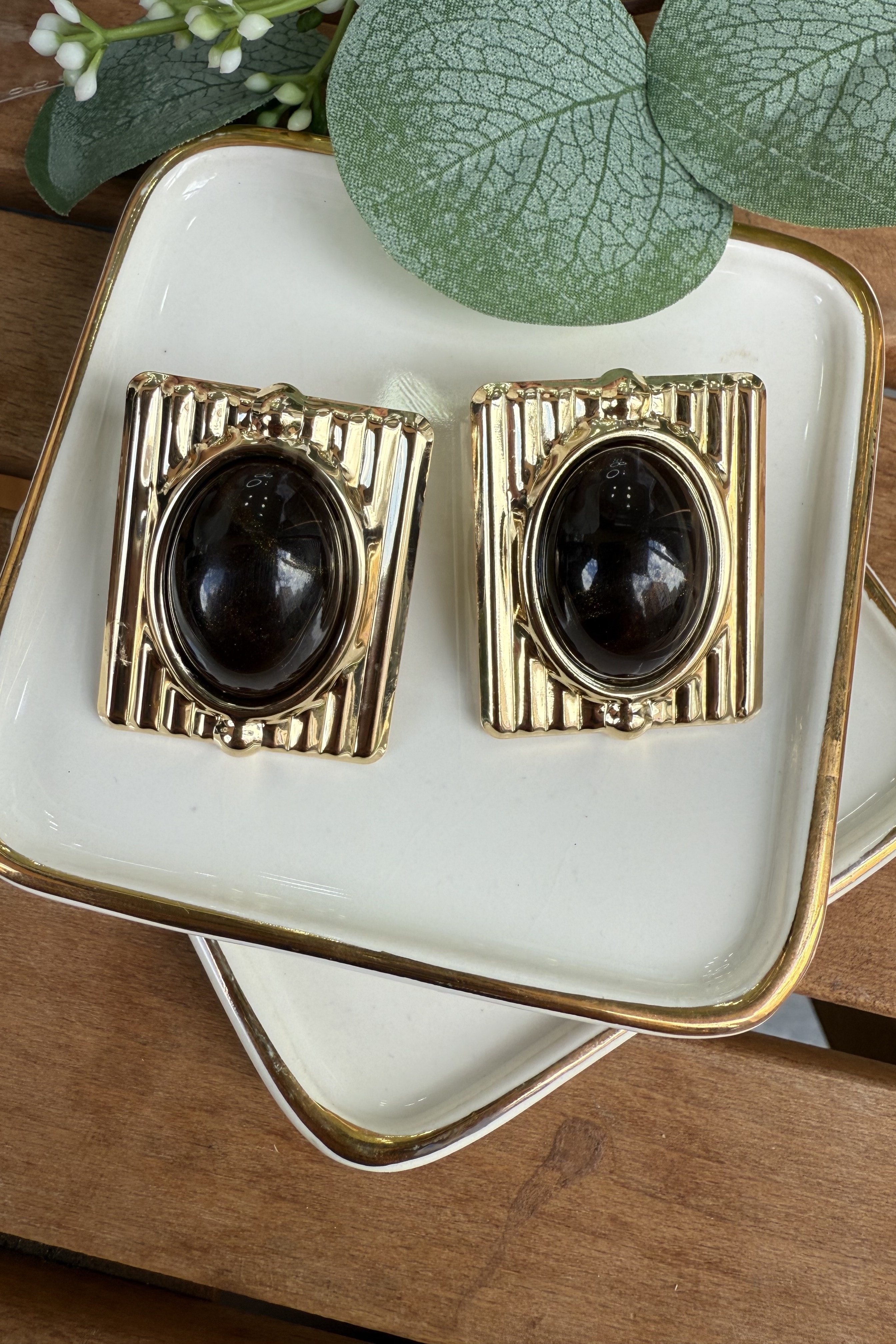 Tırtıklı Plaka Kehribar Taşlı Mng Küpe