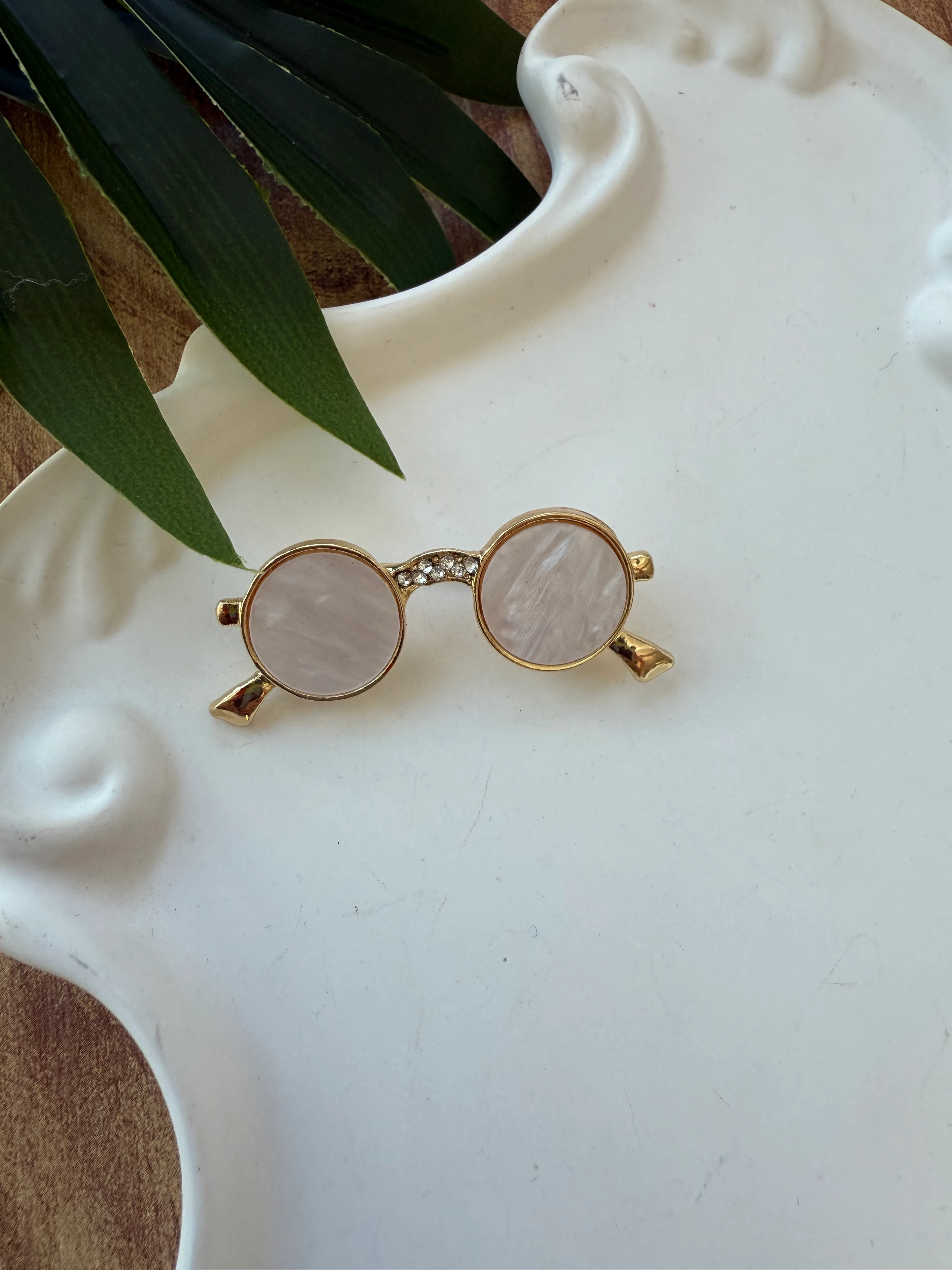 Beyaz Sedefli Gözlük Broş