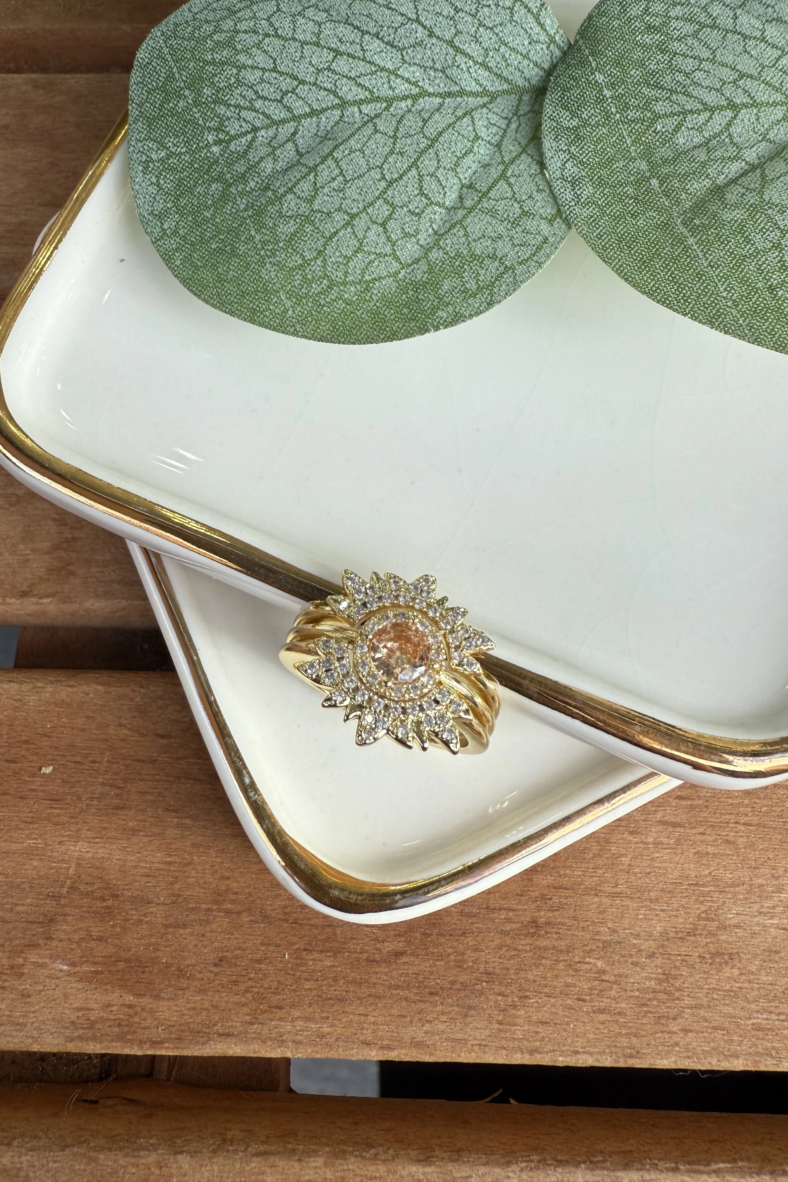 14K Altın Kaplama Kenarları Tırtıklı Taşlı Çiçek Yüzük