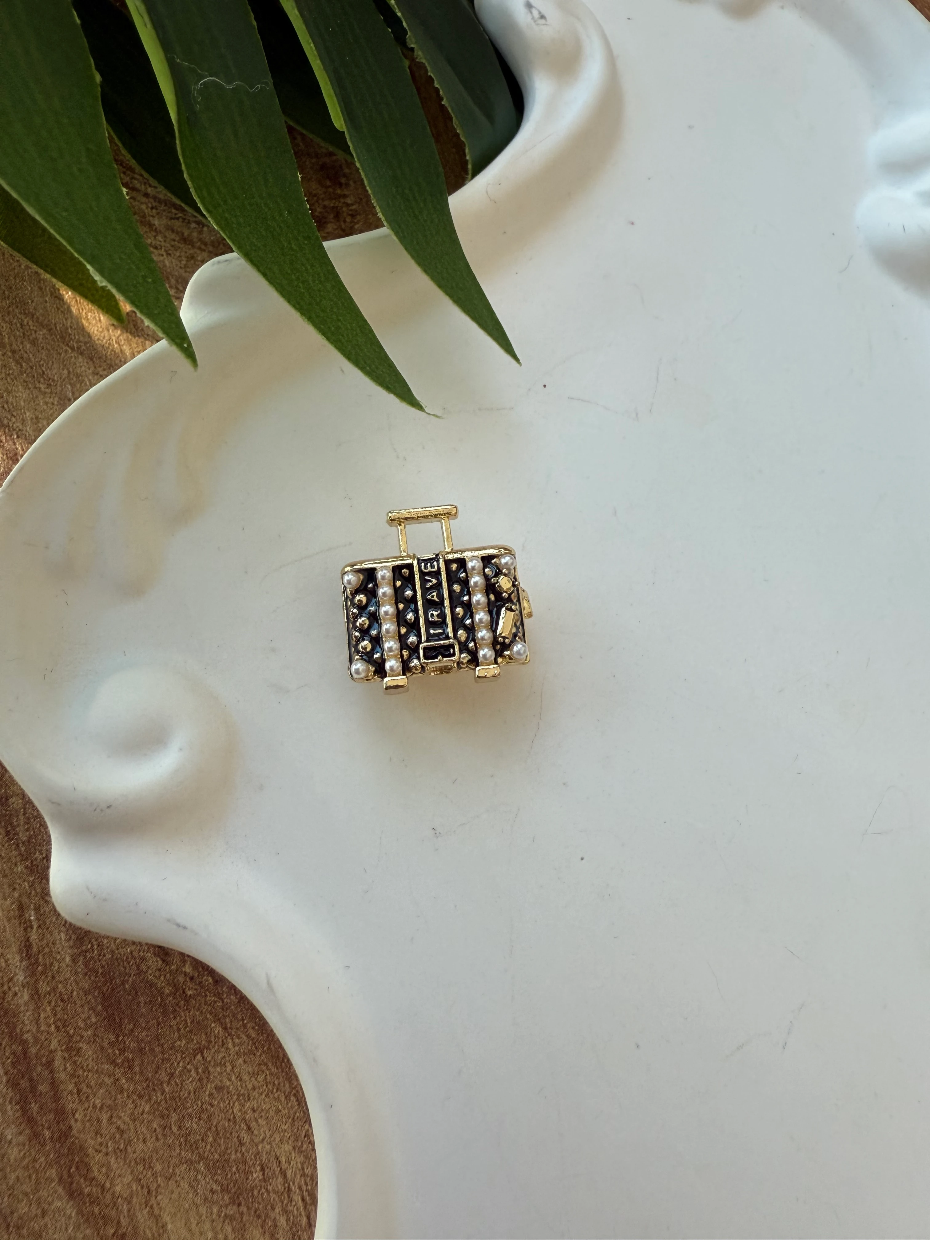 Minik İncili Bavul Broş