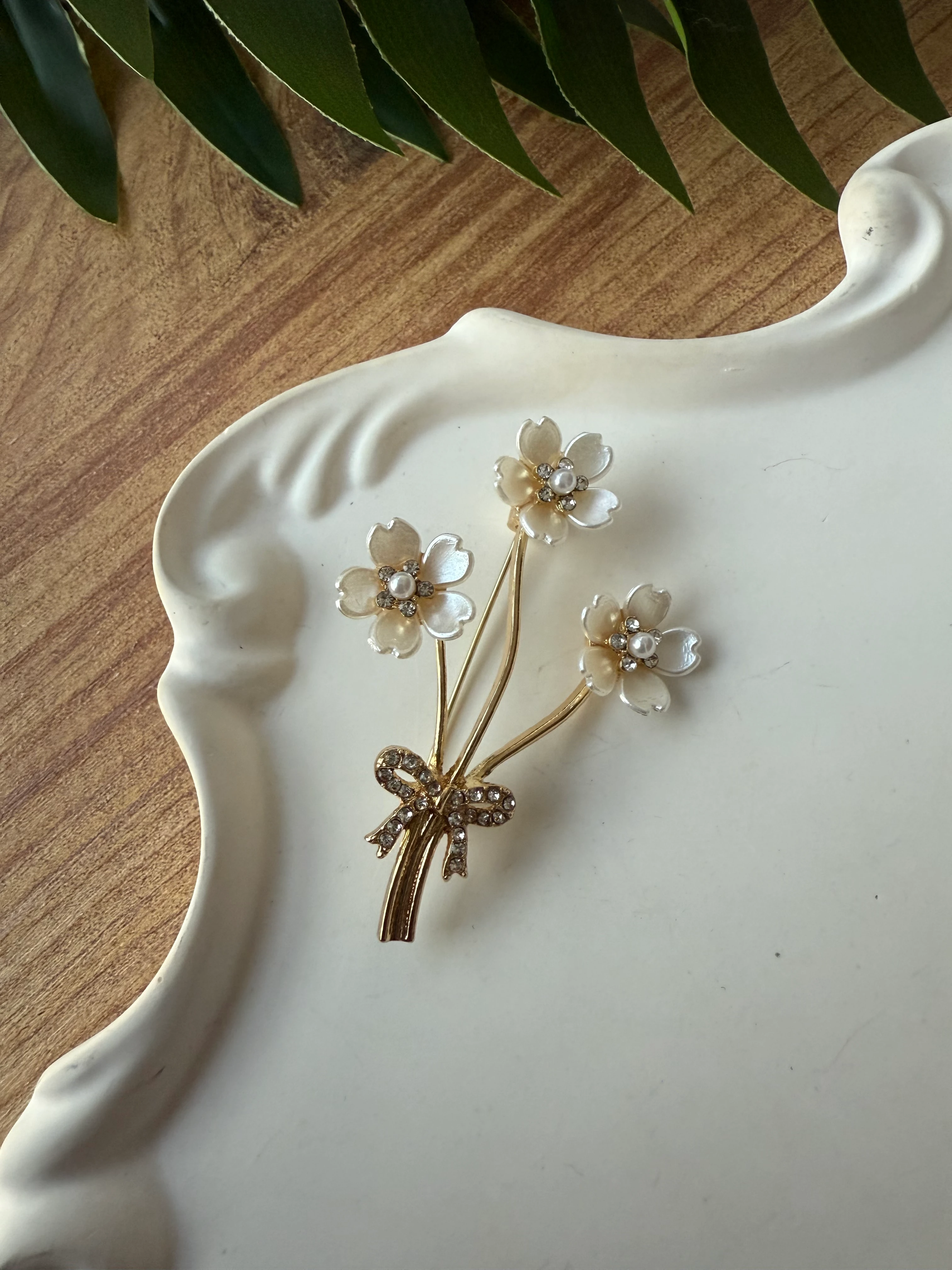 Bir Demet Beyaz Kiraz Çiçeği Broş