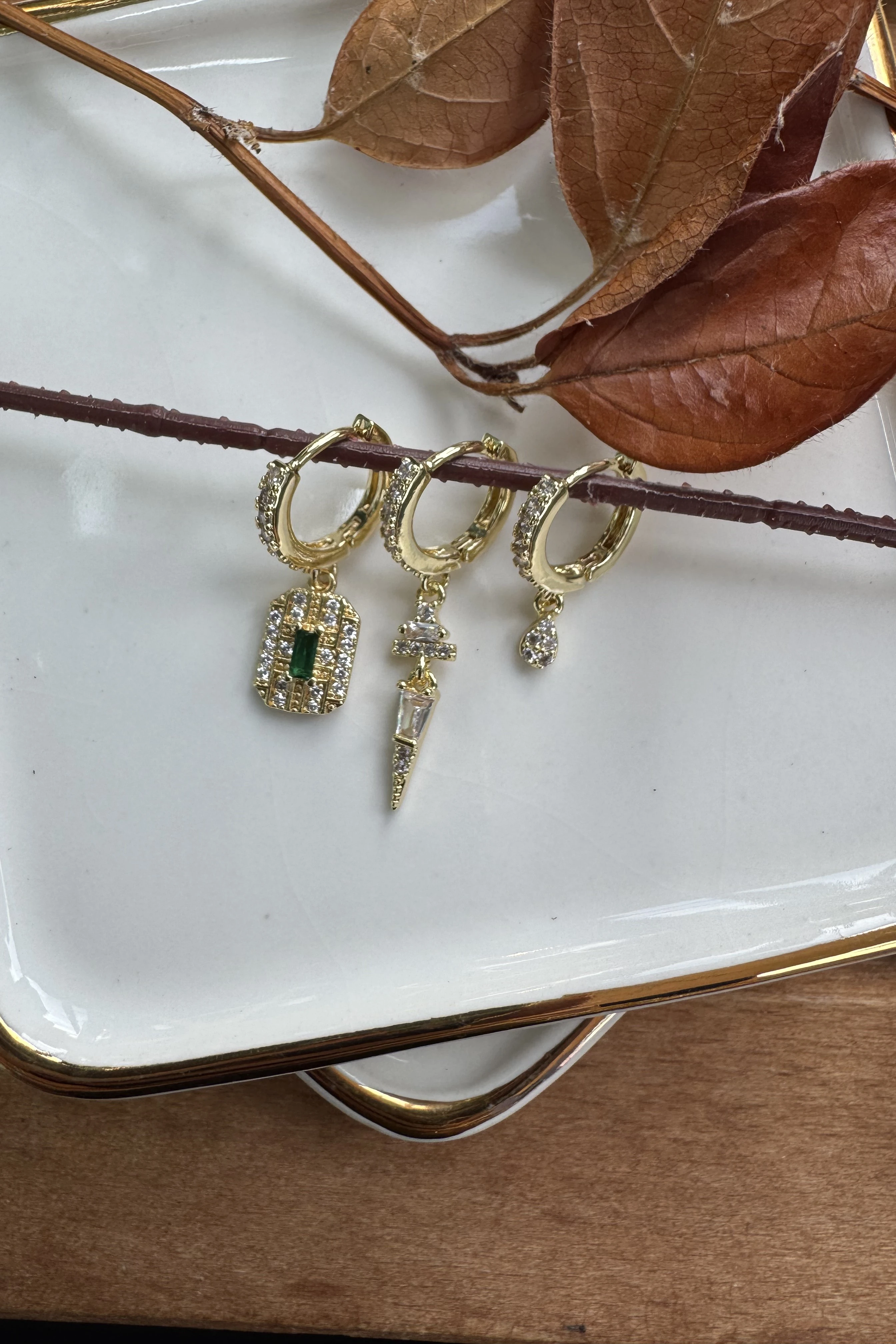 14K Altın Kaplama Yeşil Baget Taşlı & Çivi 3'lü Küpe Seti Gold