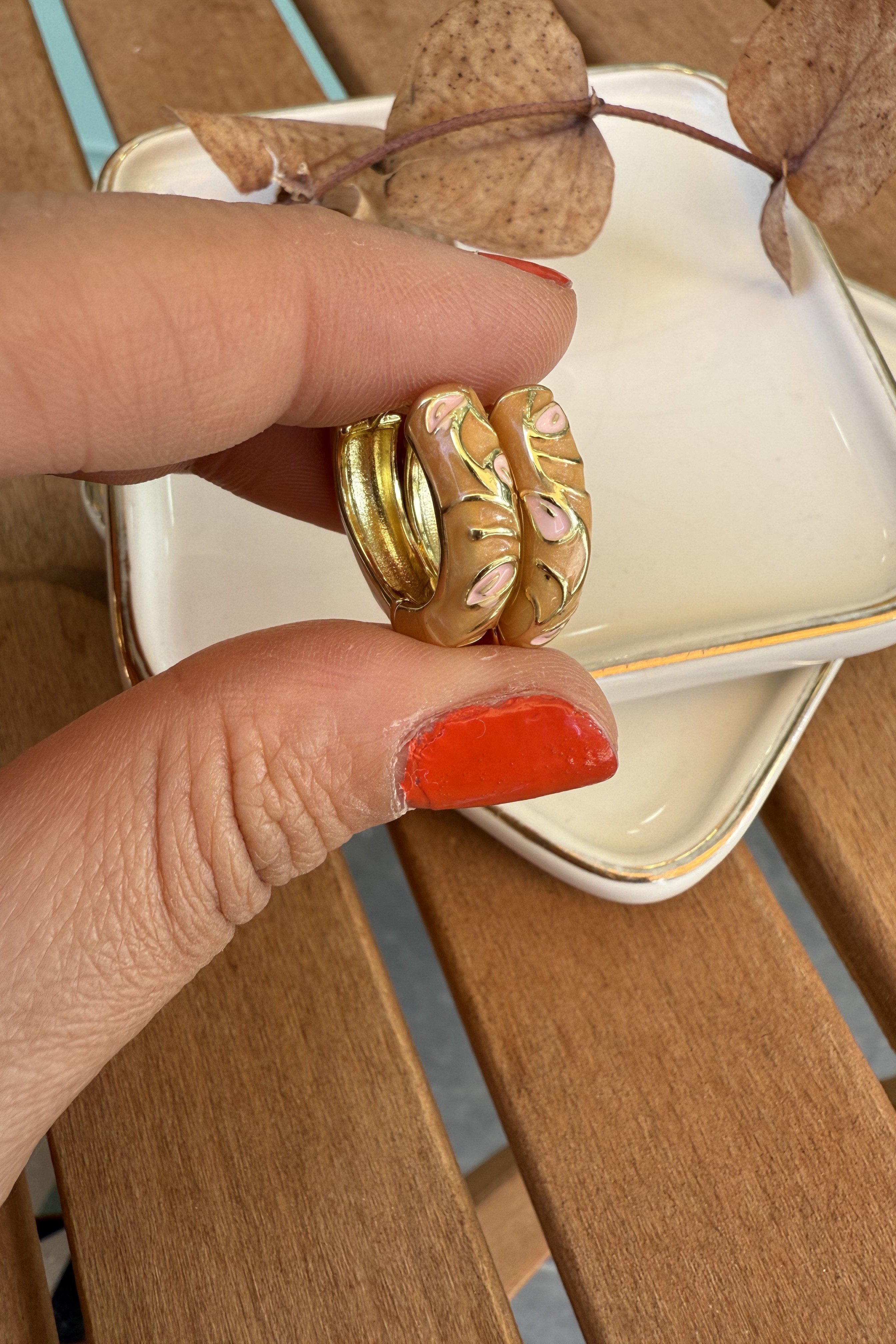 14K Altın Kaplama Krem Mineli Emily Küpe 2cm