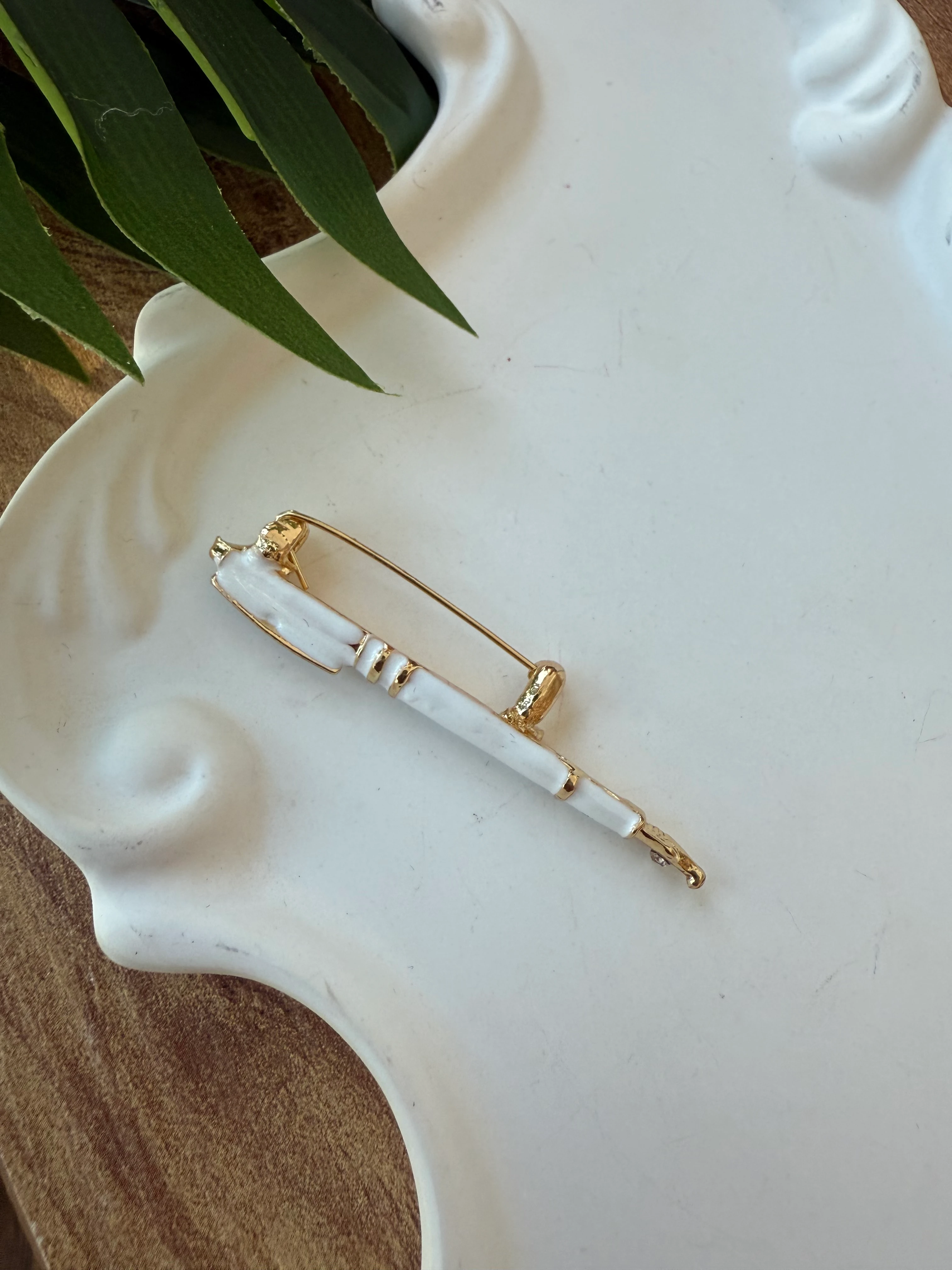 Beyaz Dolma Kalem Broş