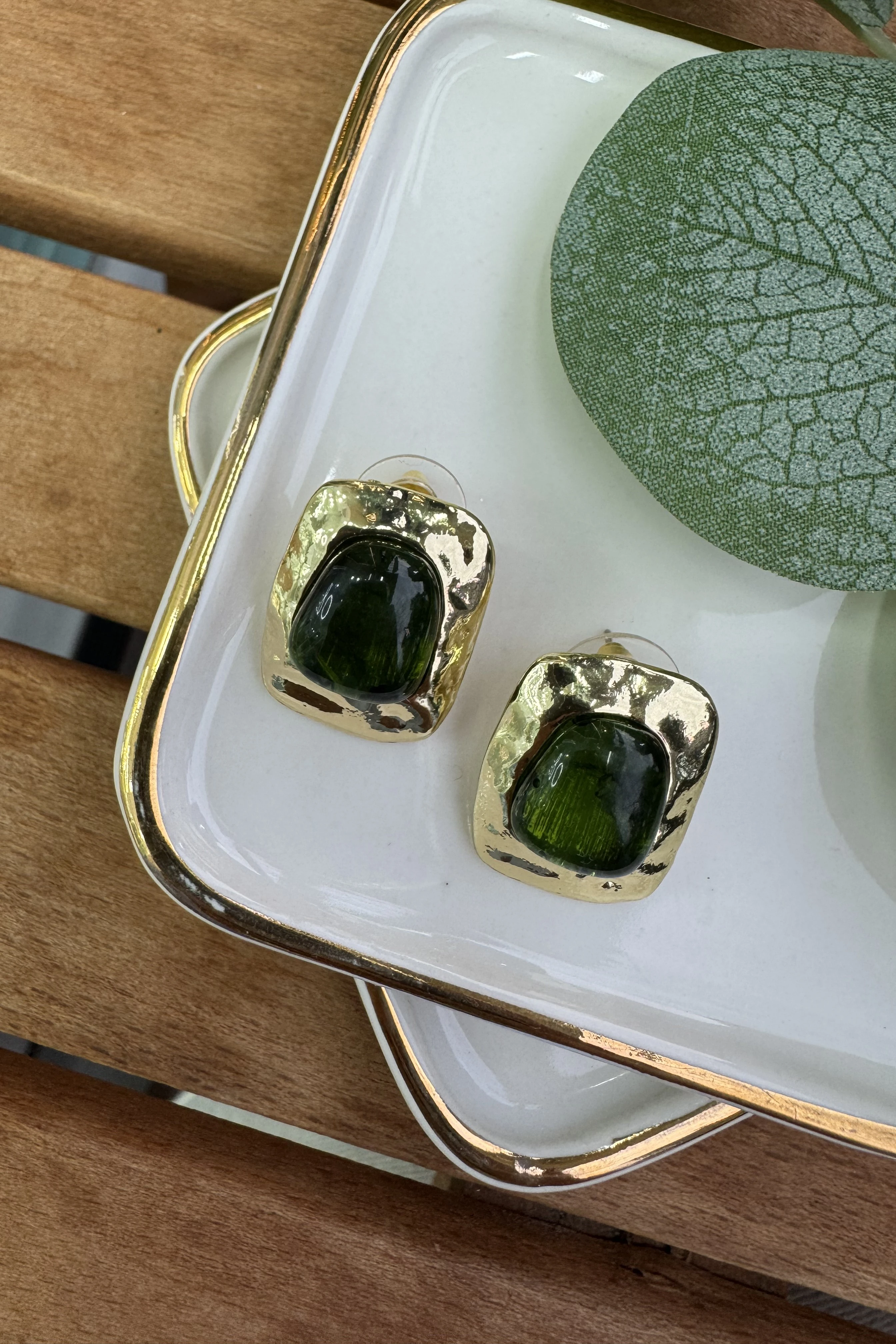 Yeşil Taşlı Dövme Plakalı Küpe