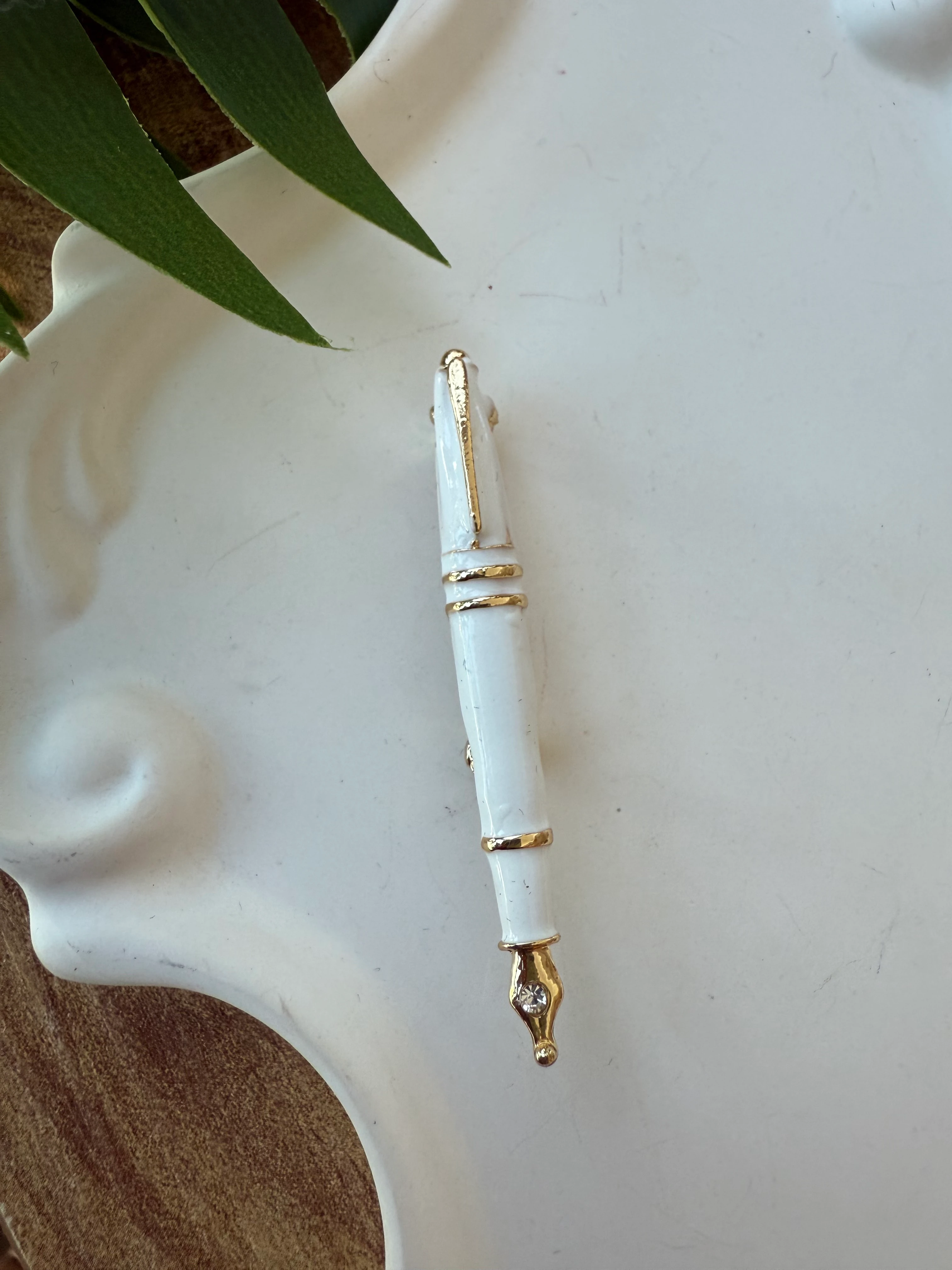 Beyaz Dolma Kalem Broş