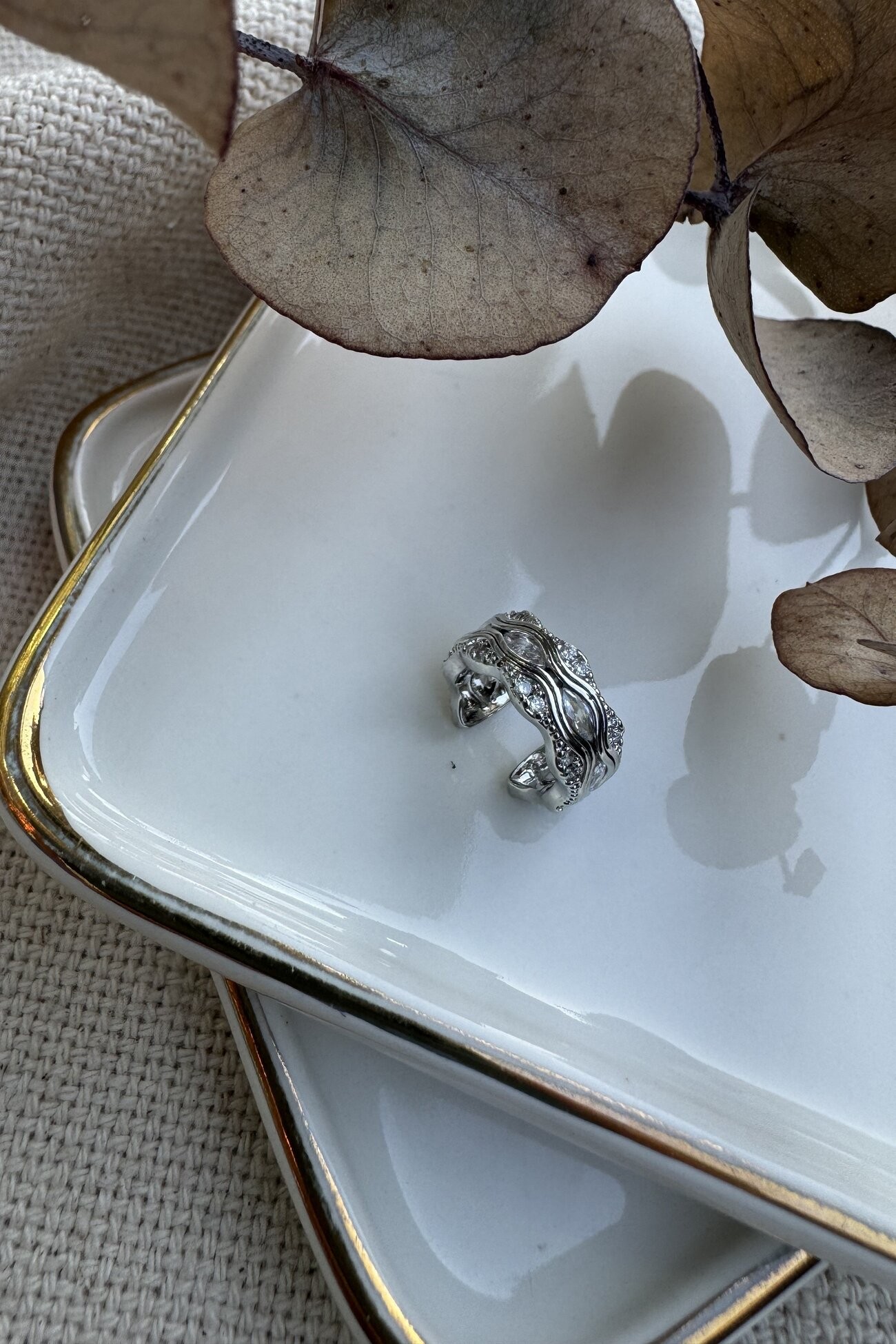 Ortası Badem Taşlı Kıkırdak Küpe Silver
