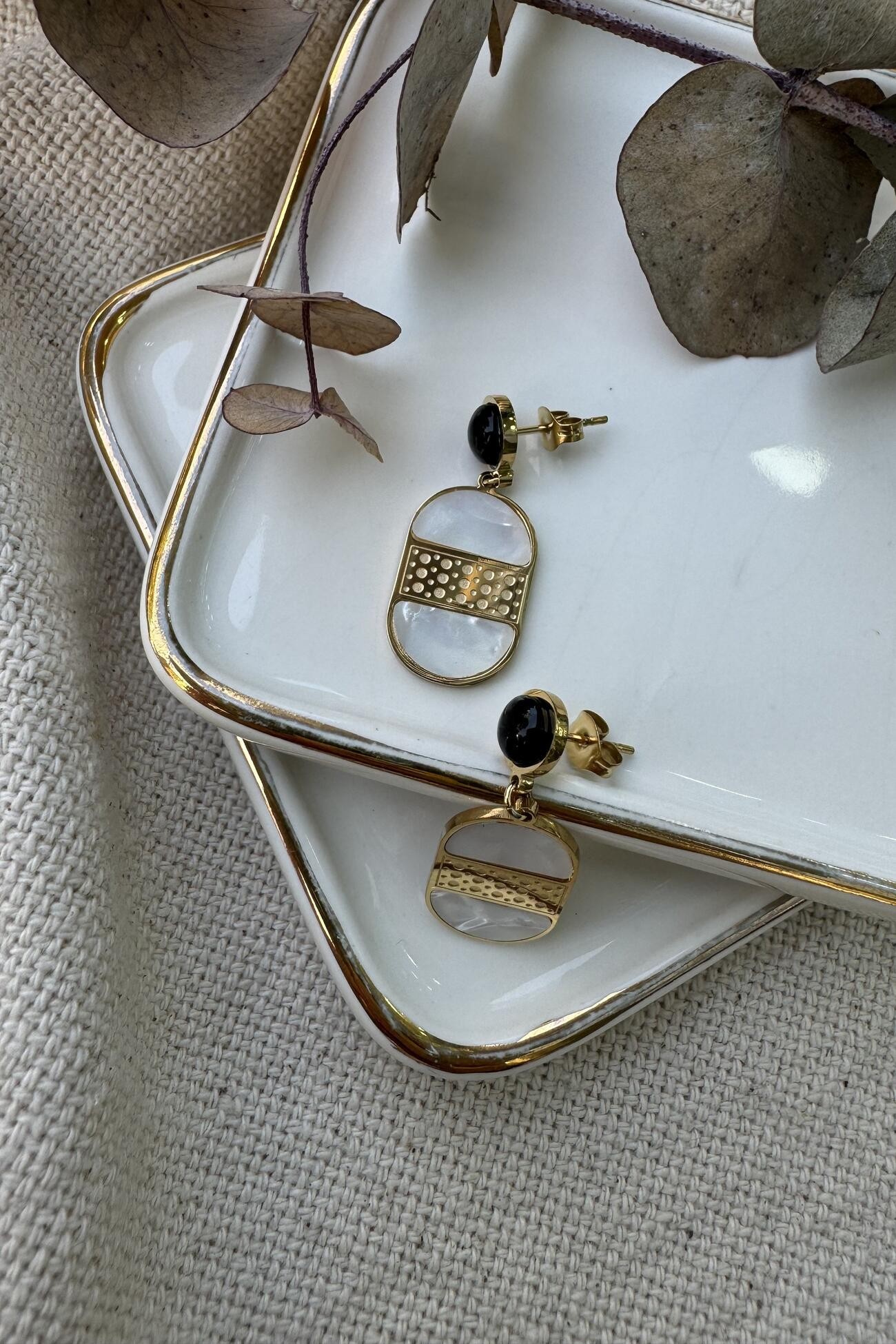 Çelik Siyah Taş Detaylı Sallantılı Sedef Vintage Küpe