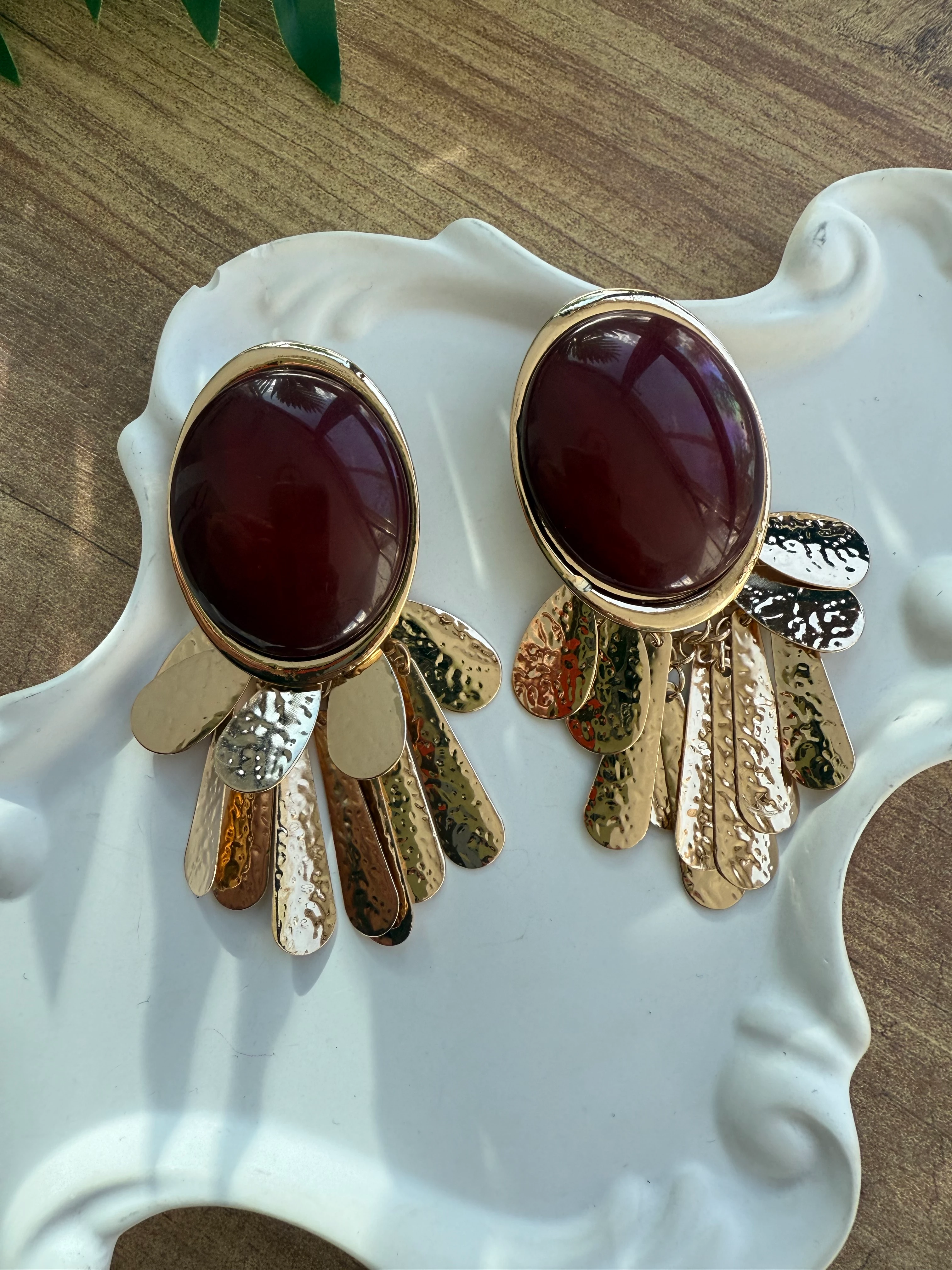 Bordo Taşlı Plaka Detay Sallantılı Marka Küpe